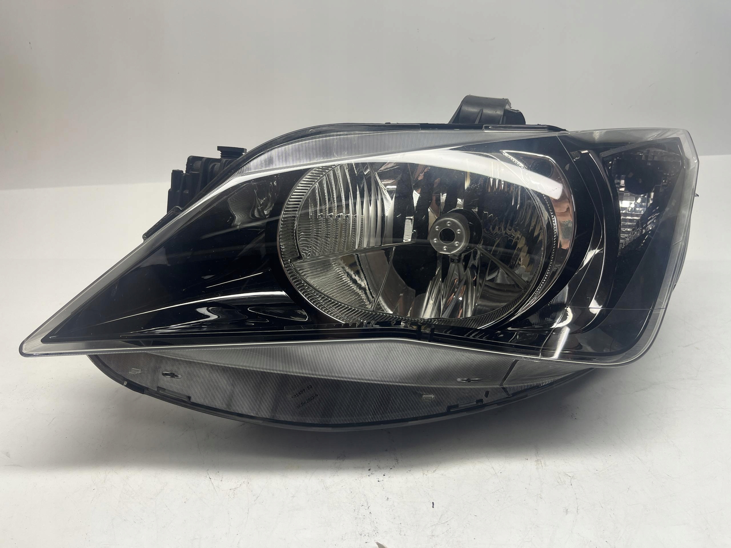 SEAT IBIZA Reflektor Lampa Lewa 6j1941021E