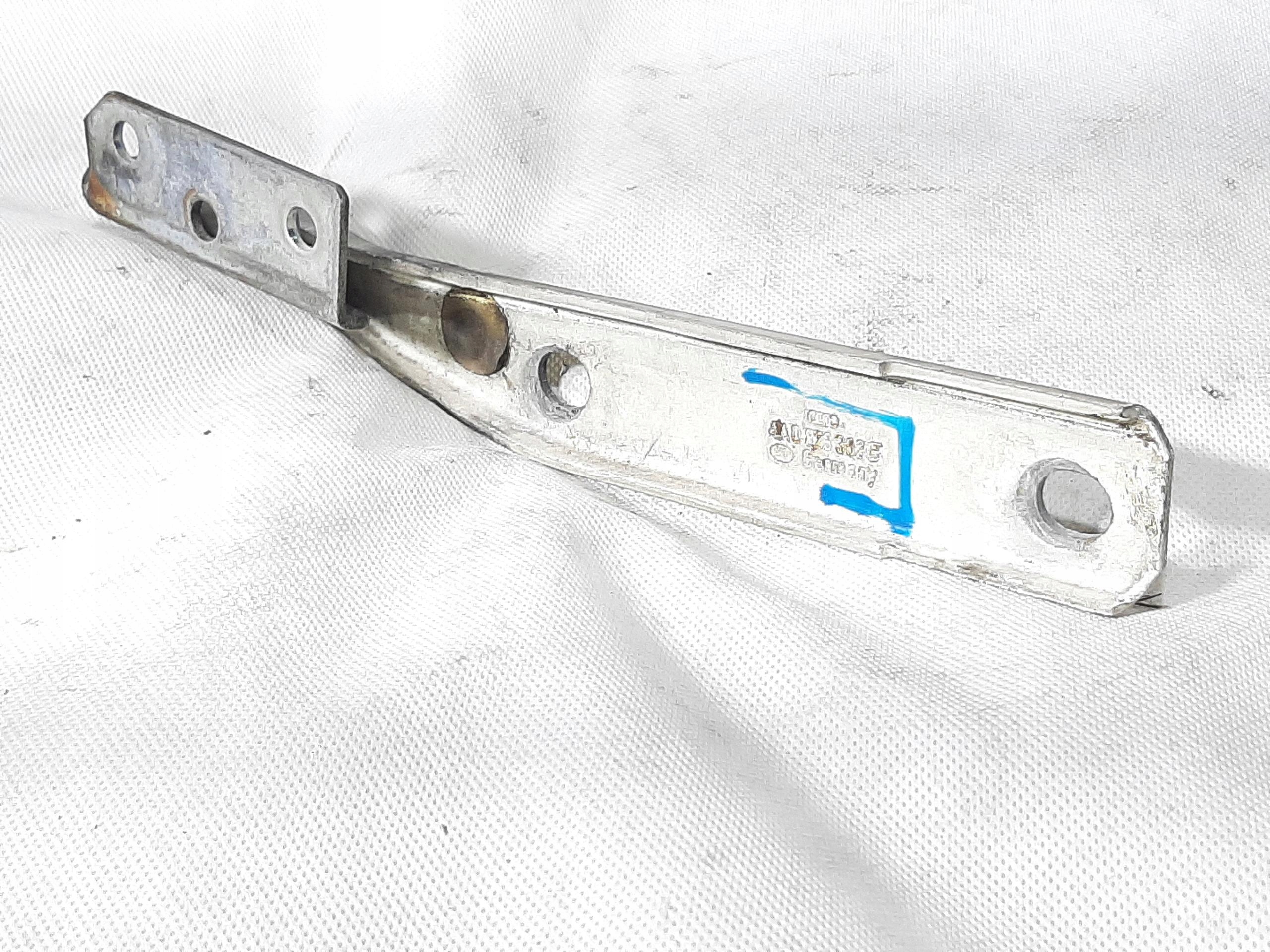 AUDI A6 C4 2.5 TDI 1990-96R ZAWIAS MASKI PRAWY 4A0823302F