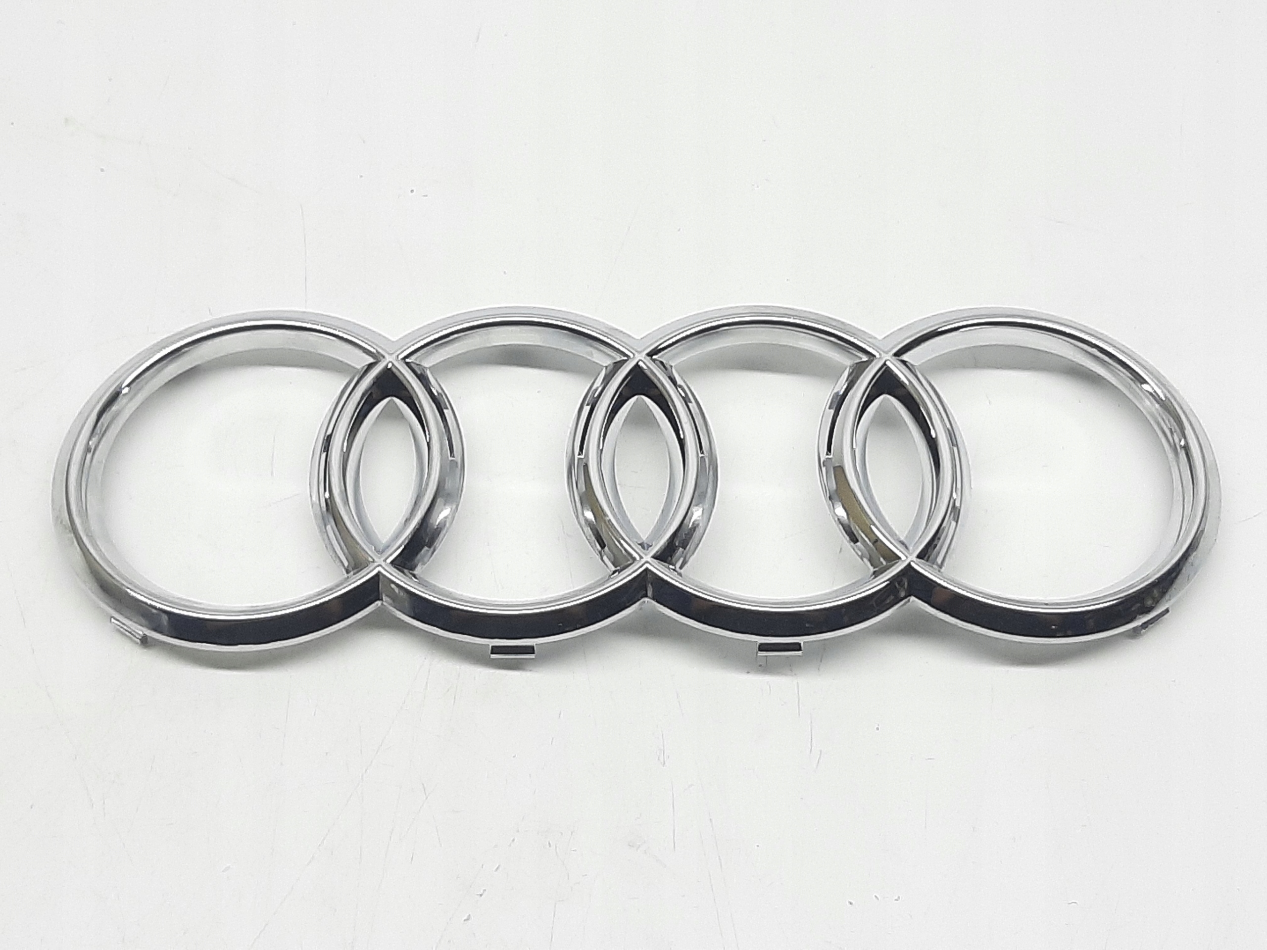 AUDI E-TRON ZNACZEK ATRAPY GRILLA EMBLEMAT PRZÓD PRZEDNI 4KE853605