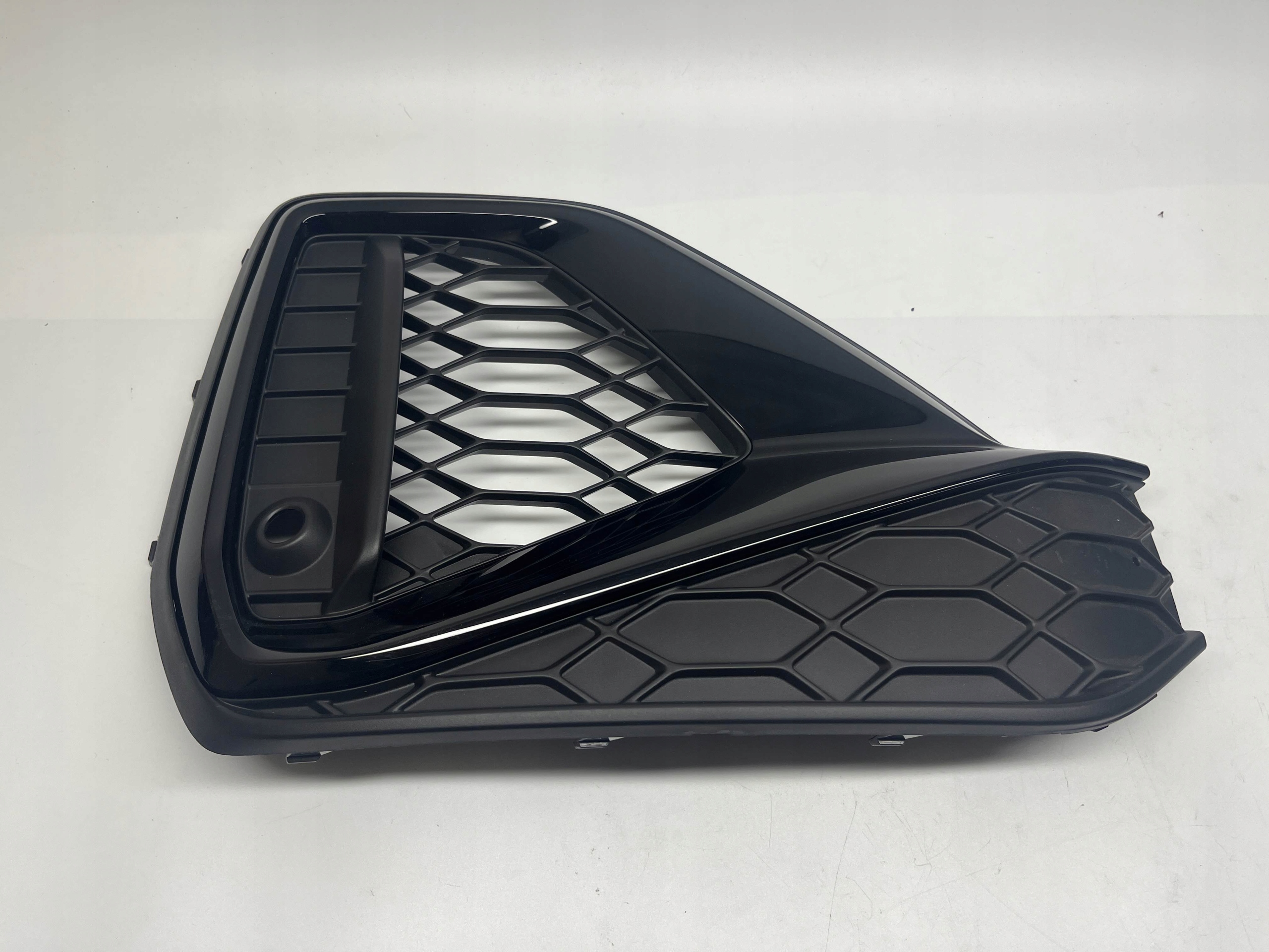 Audi Q2 Kratka zderzaka przód prawa 81A807682Q