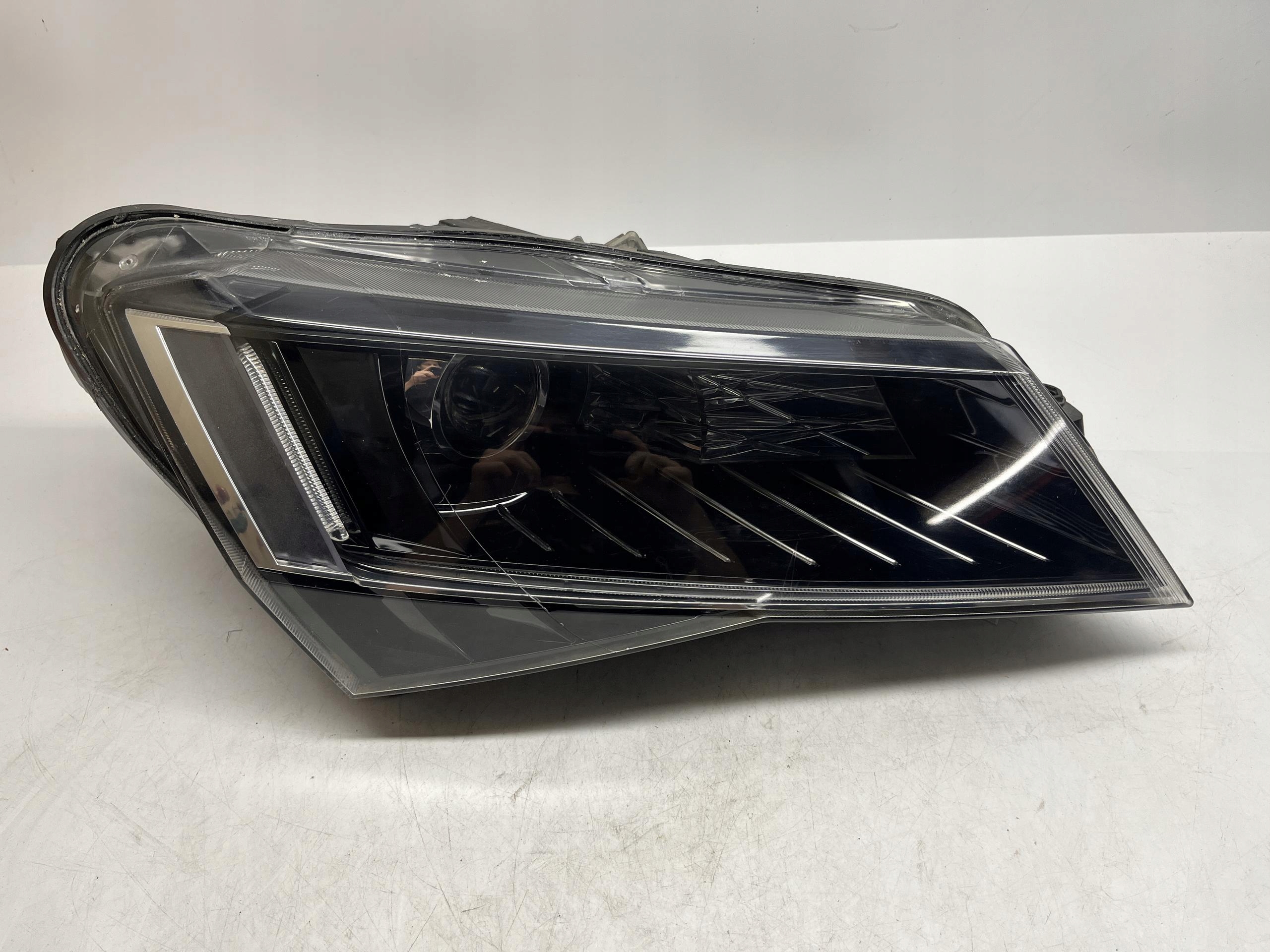 SKODA Superb Reflektor Lampa Przód PRAWY Xenon 3v1941016A