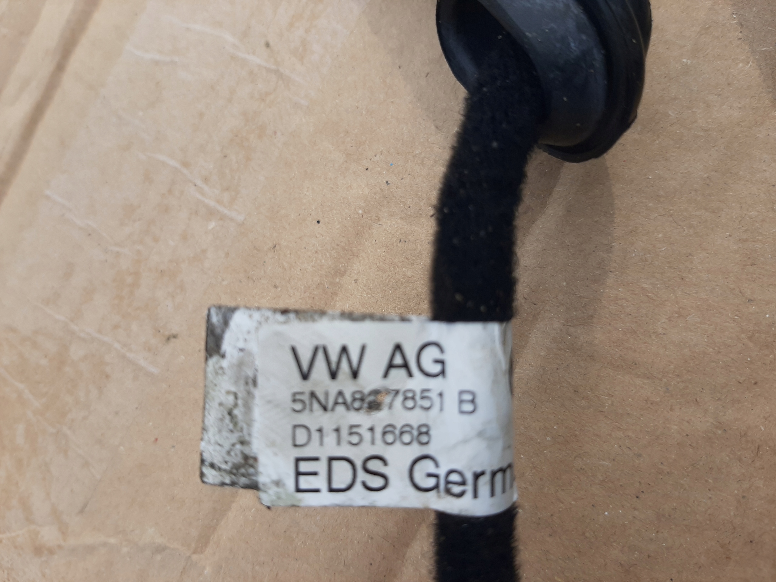 VW TIGUAN 17-23 SIŁOWNIK ELEKTRYCZNY PODNOŚNIK KLAPA BAGAŻNIKA 5NA827851B