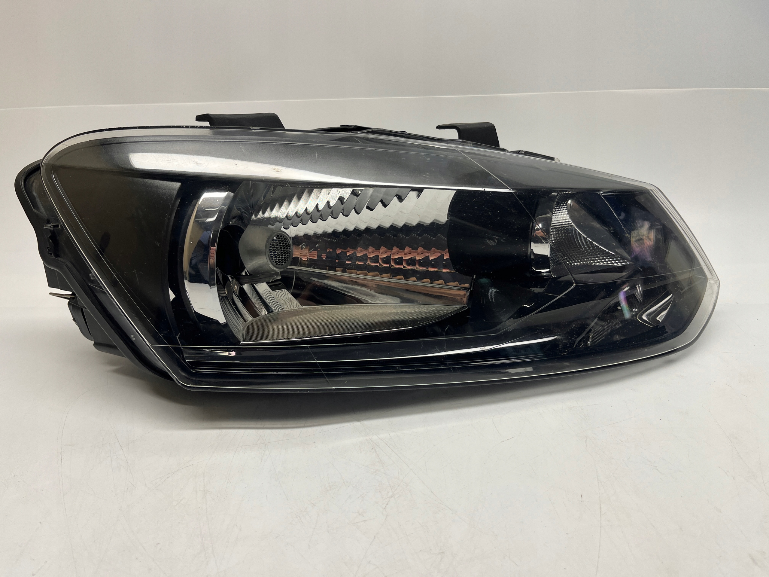 Volkswagen Polo Reflektor Lampa Przednia Prawa Valeo 6R1941016E