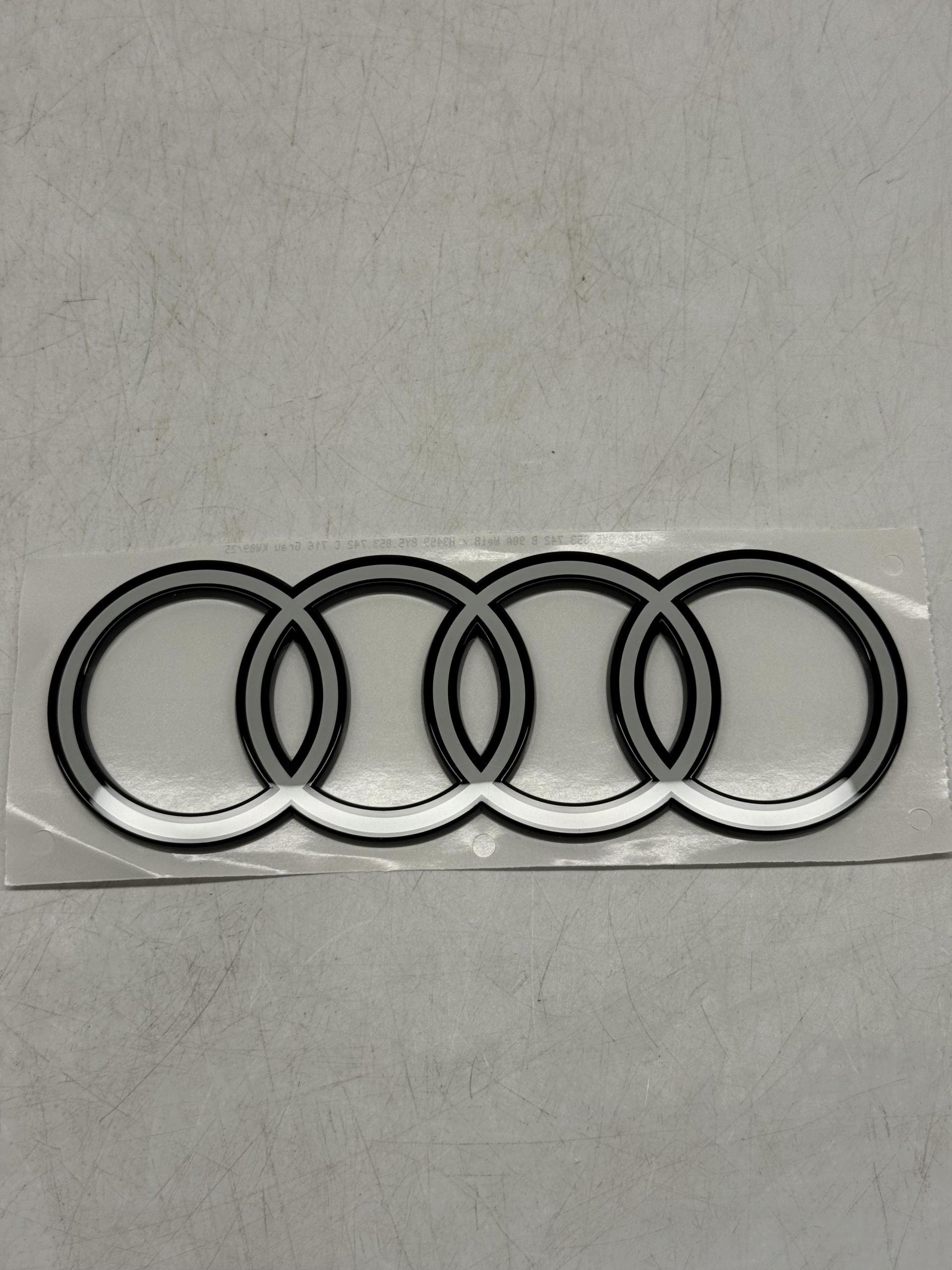 AUDI A3 8Y EMBLEMAT LOGO ZNACZEK BIAŁY 90A 8Y5853742B