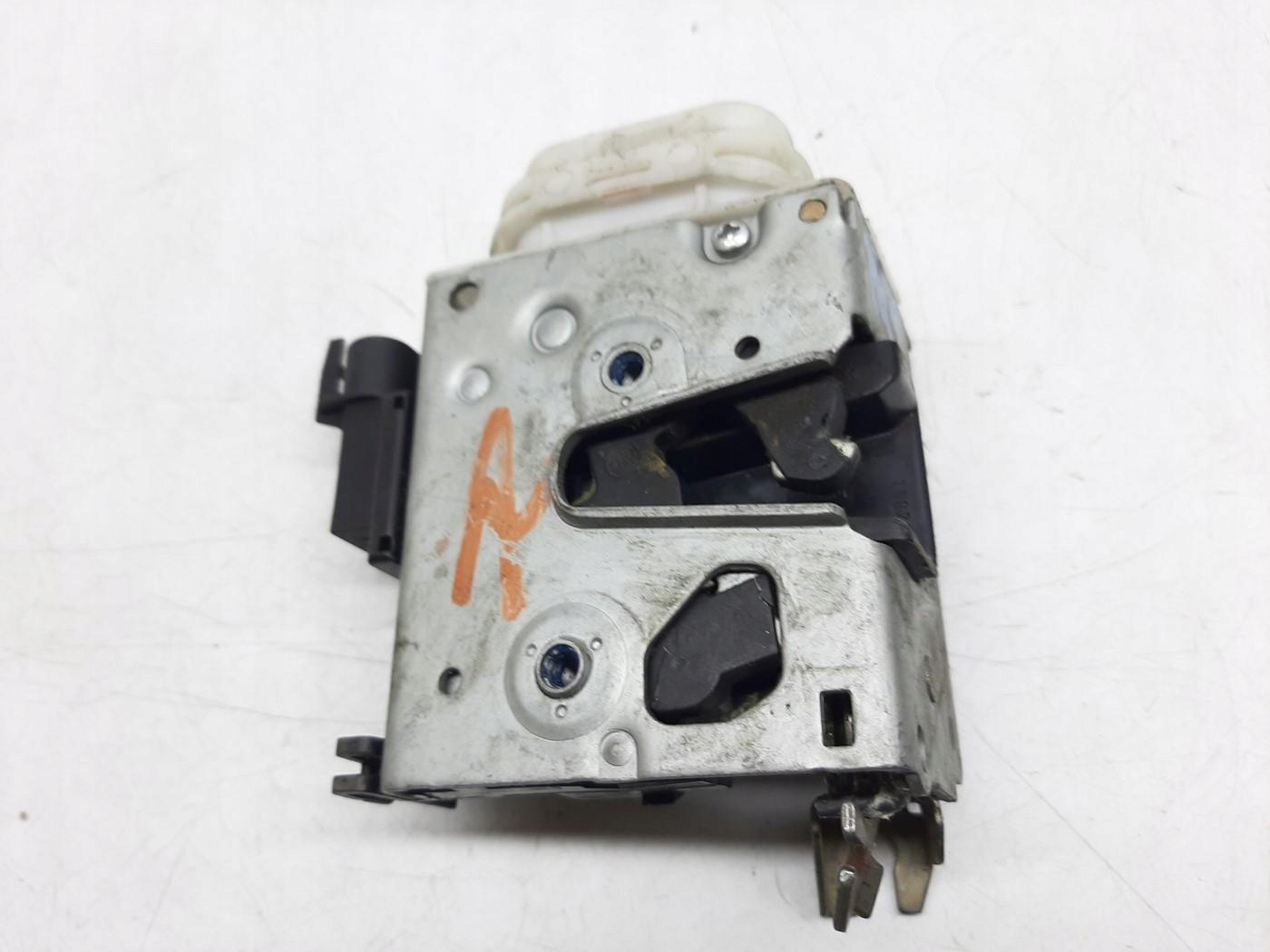AUDI A4 B5 A8 D2 ZAMEK DRZWI LEWY PRZÓD 4D2837015D