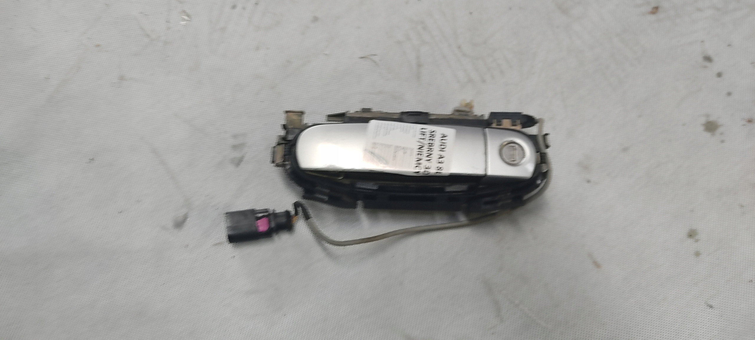 AUDI A3 8L KLAMKA Z OTWOREM NA KLUCZYK LEWA KIEROWCY 4B1837207