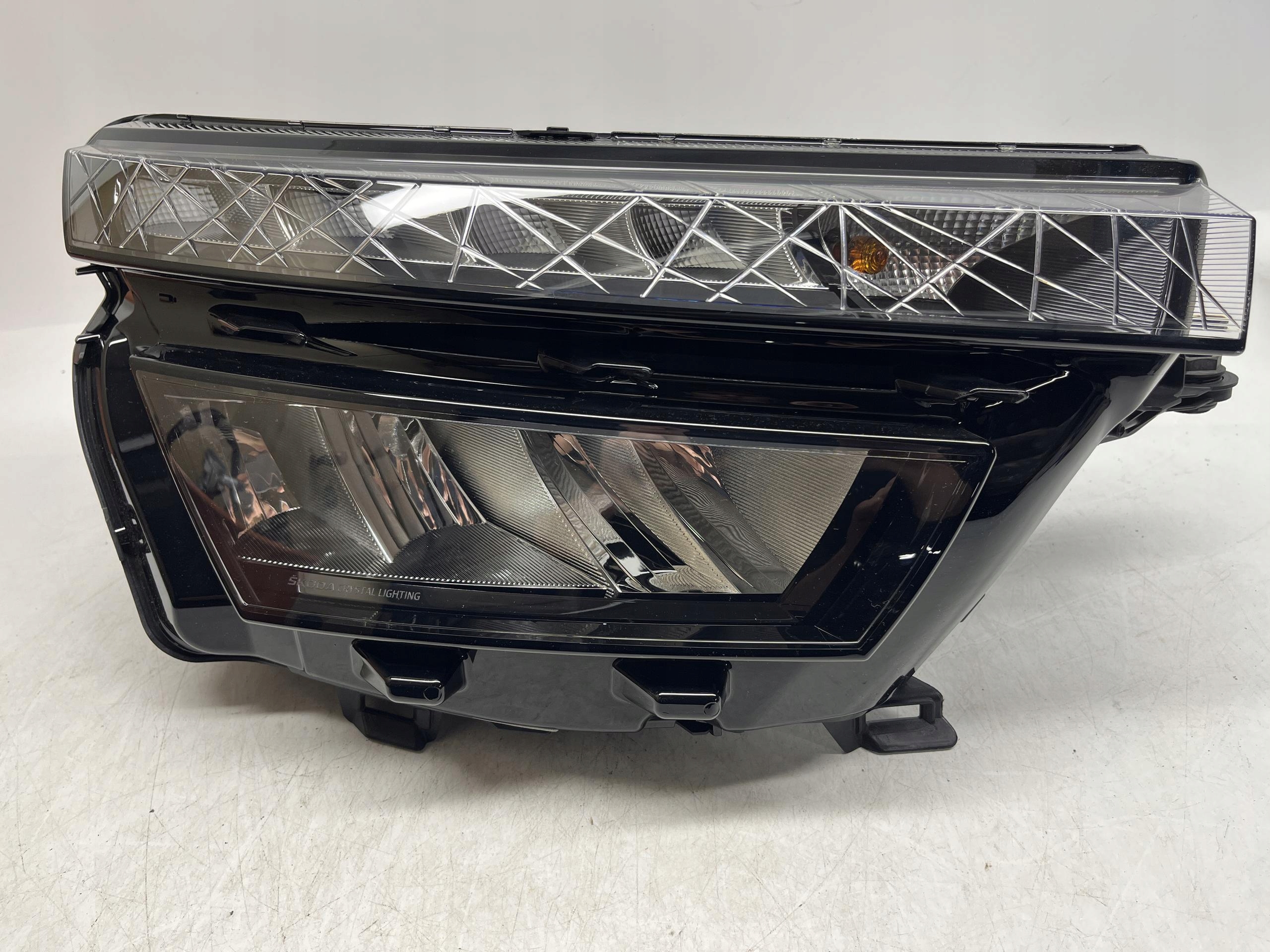 SKODA KAMIQ REFLEKTOR LAMPA PRAWY PRZÓD PRZEDNI LED 658941016