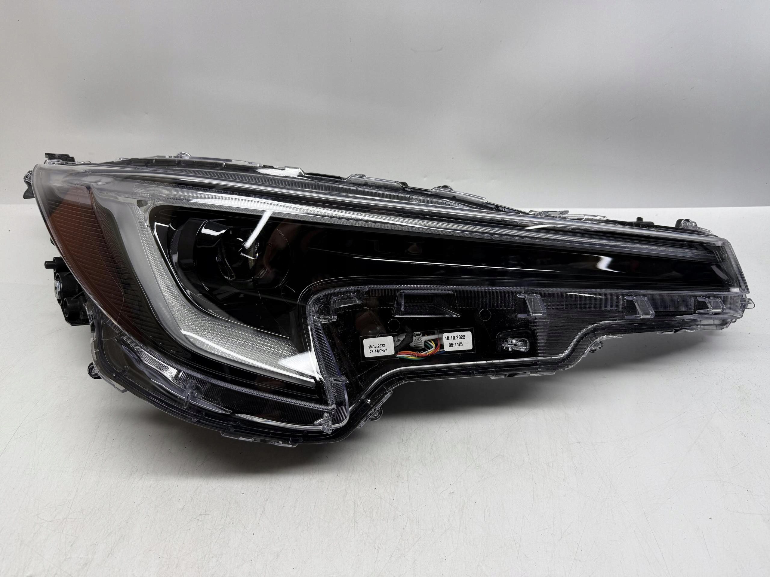 TOYOTA COROLLA E21 REFLEKTOR PRZÓD PRZEDNI PRAWY LED 81110-02X10