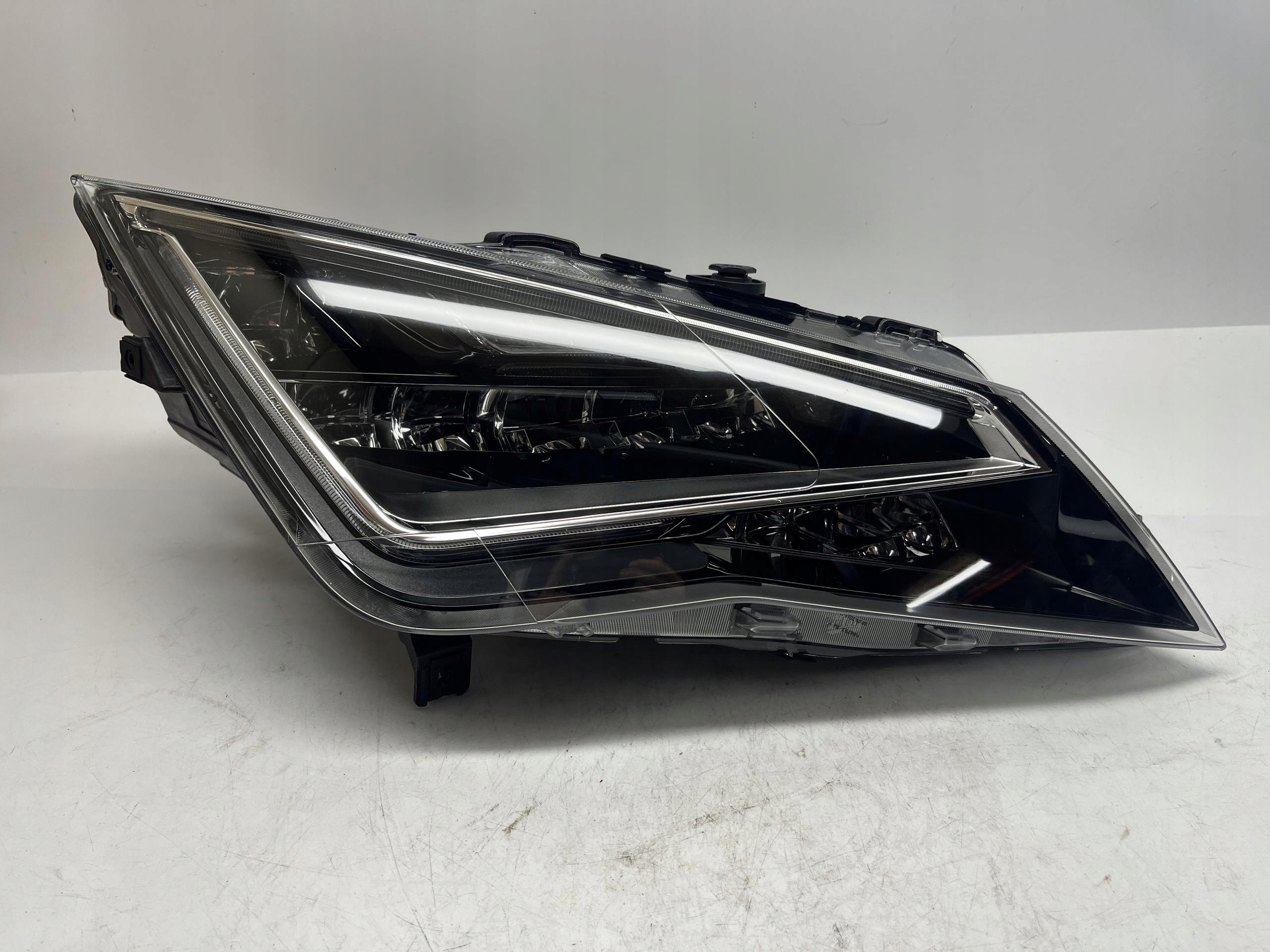 SEAT LEON REFLEKTOR LAMPA PRAWA LED 5F1941008B