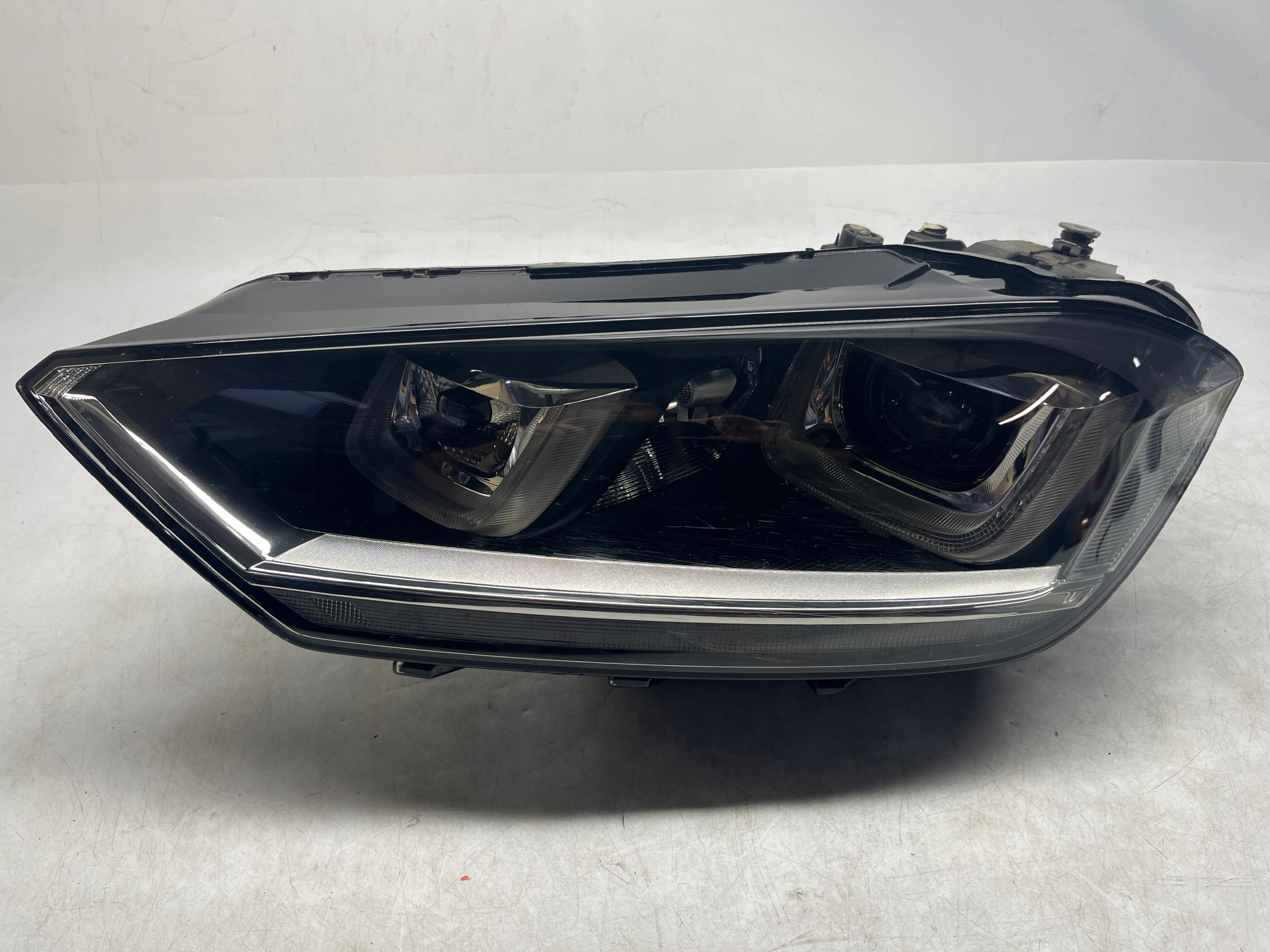 VW GOLF SPORTSVAN REFLEKTOR XENON LAMPA PRZEDNIA LEWA 517941033B