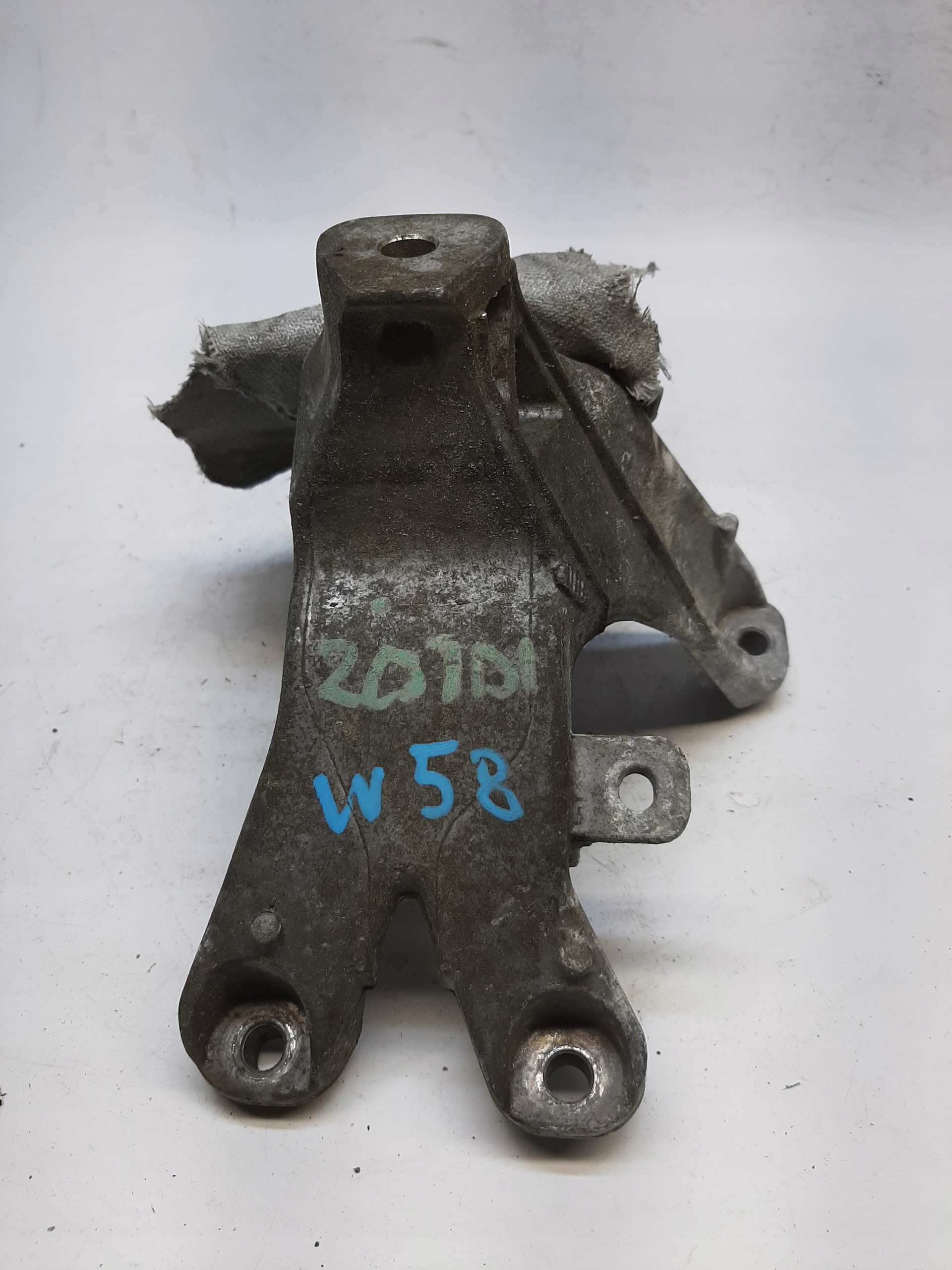 AUDI VW ŁAPA MOCOWANIE BOCZNE STELAŻ 8K0199308BE