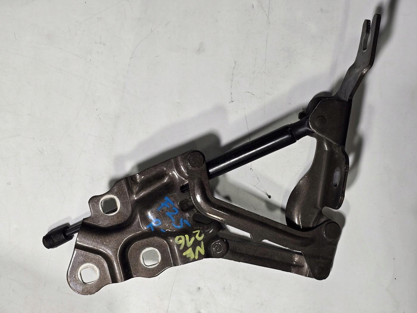 BMW F25 F26 ZAWIAS MASKI SIŁOWNIK PRAWY 7210730
