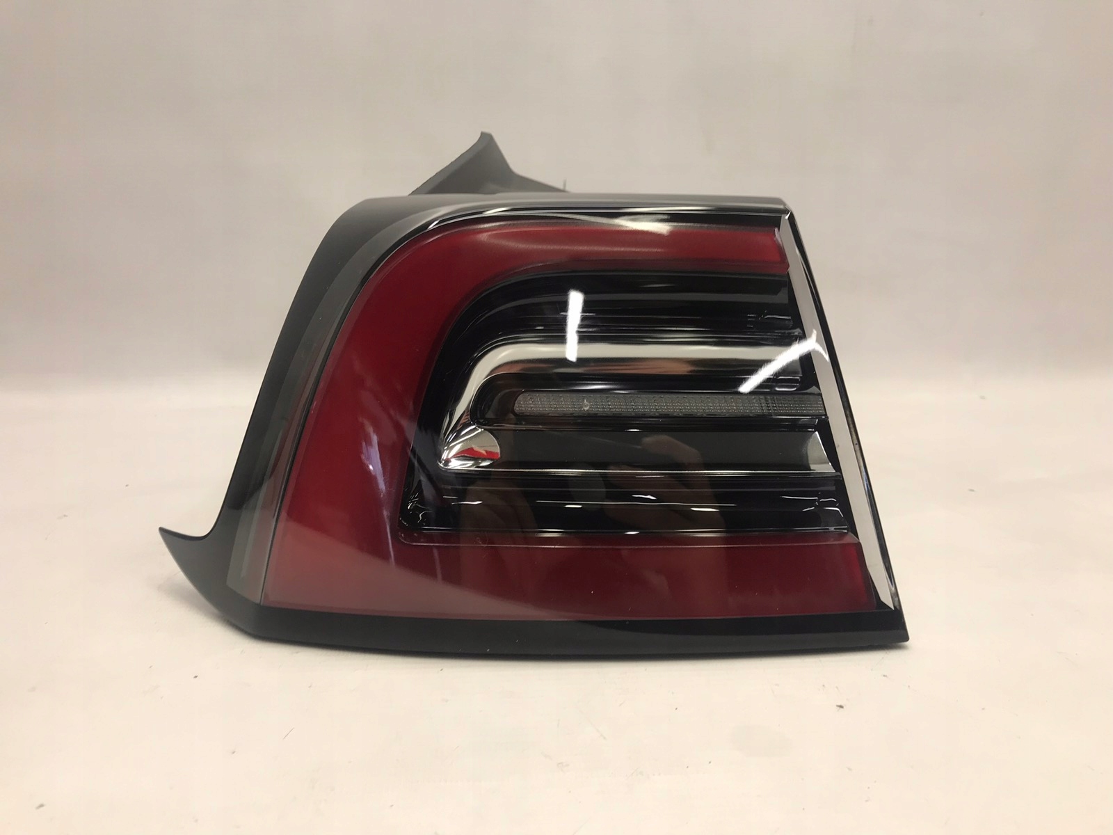 TESLA MODEL 3 MODEL Y 2017- LAMPA LED LEWY TYŁ 1502086-00-D uszkodzona