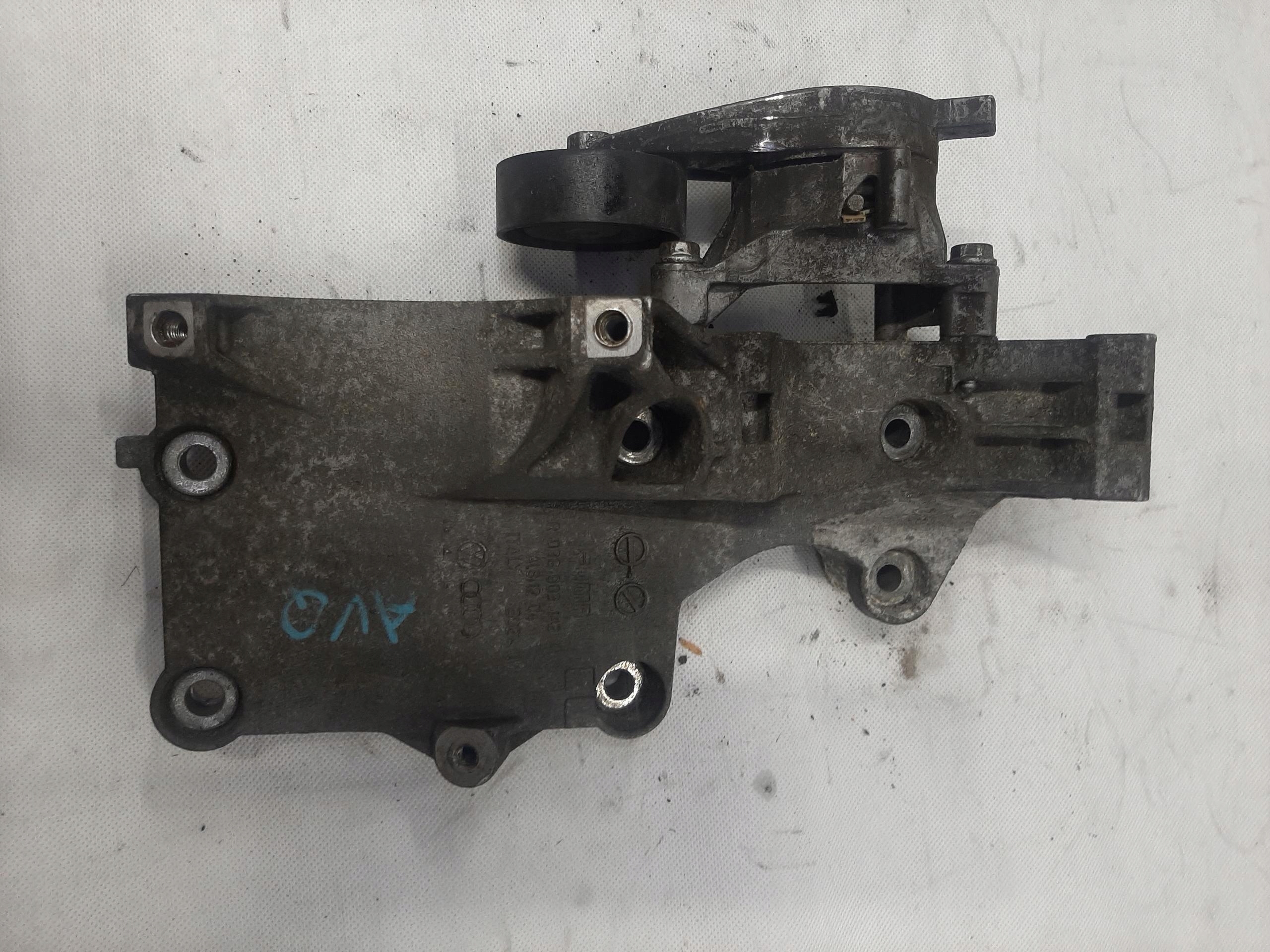 VW TOURAN I A4 B7 OCTAVIA II 1.9 TDI ŁAPA MOCOWANIE ALTERNATORA 03G903143
