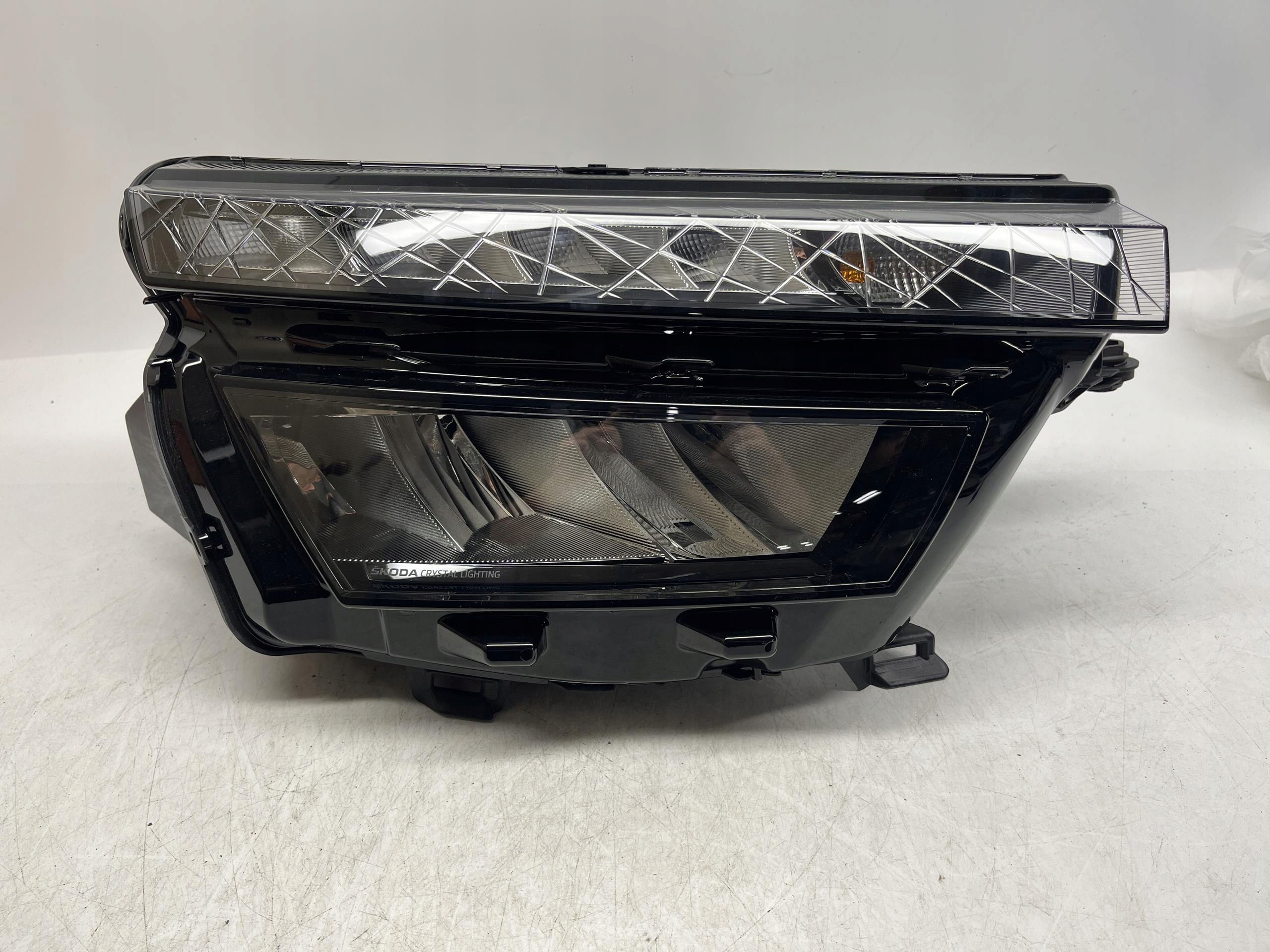 SKODA KAMIQ REFLEKTOR LAMPA PRAWY PRZÓD PRZEDNI LED 658941016