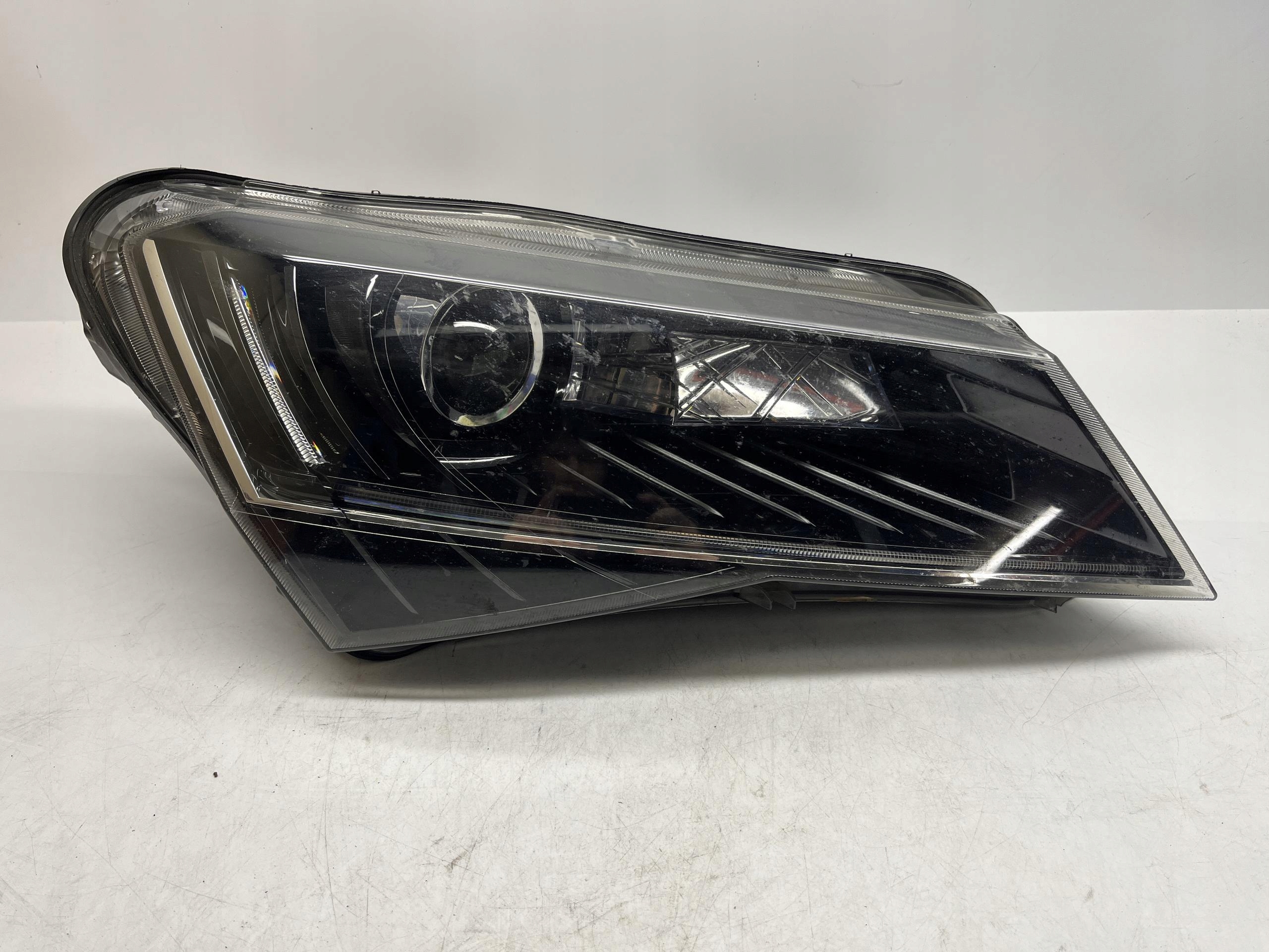 SKODA Superb Reflektor Lampa Przód PRAWY Xenon 3v1941018A