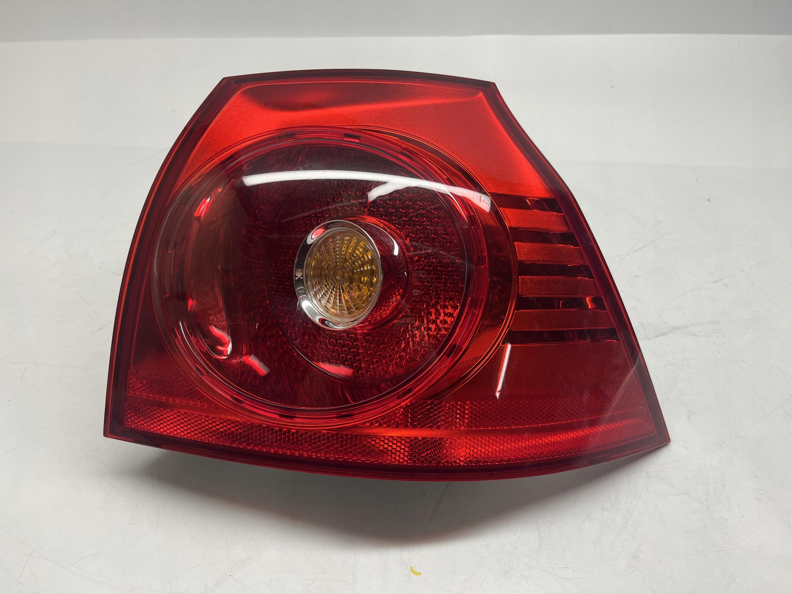 Volkswagen GOLF 5 Lampa Światło Tył Prawa 1k6945096