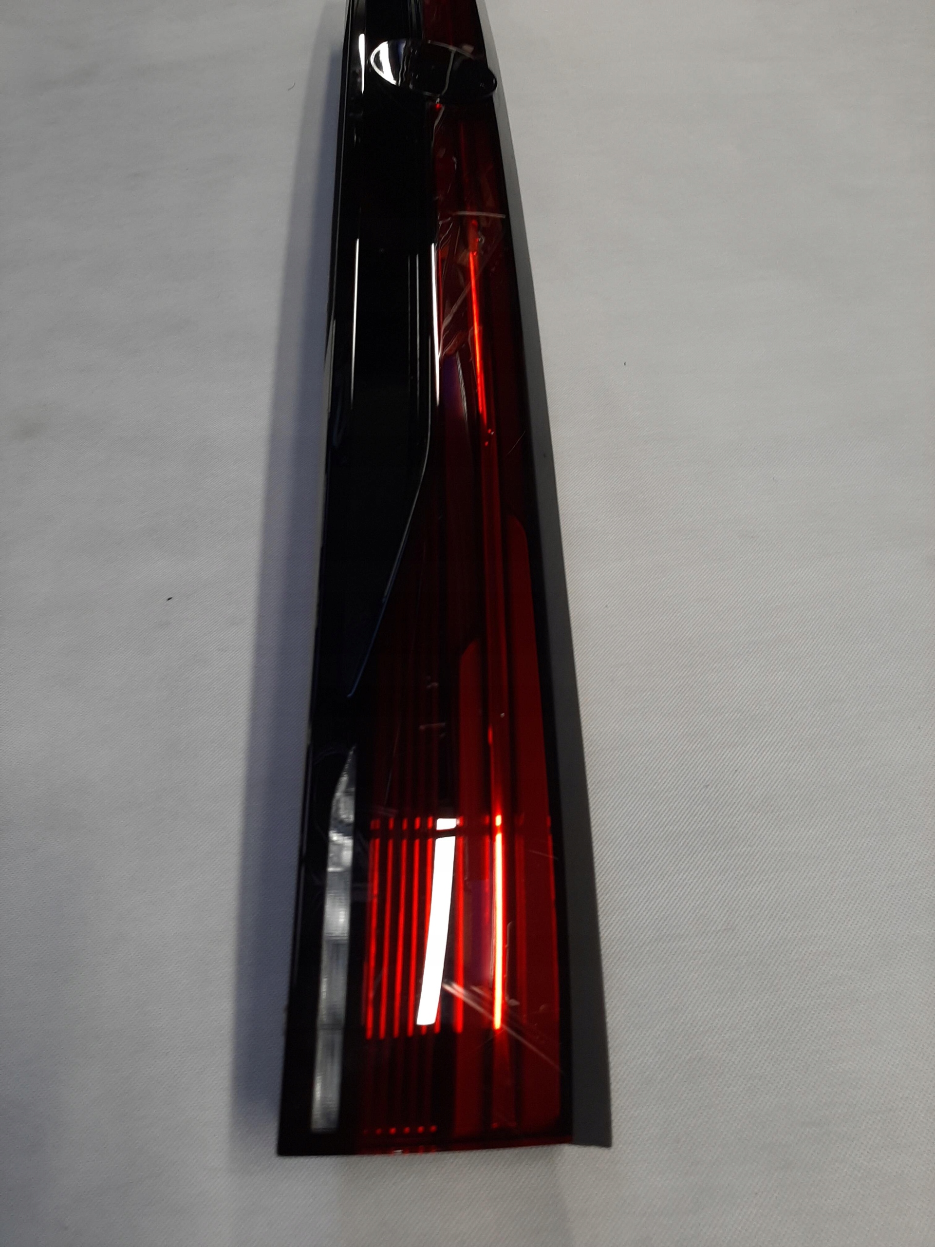 VW PASSAT B9 LAMPA TYŁ TYLNA BLENDA ŚRODKOWA 3J0945093