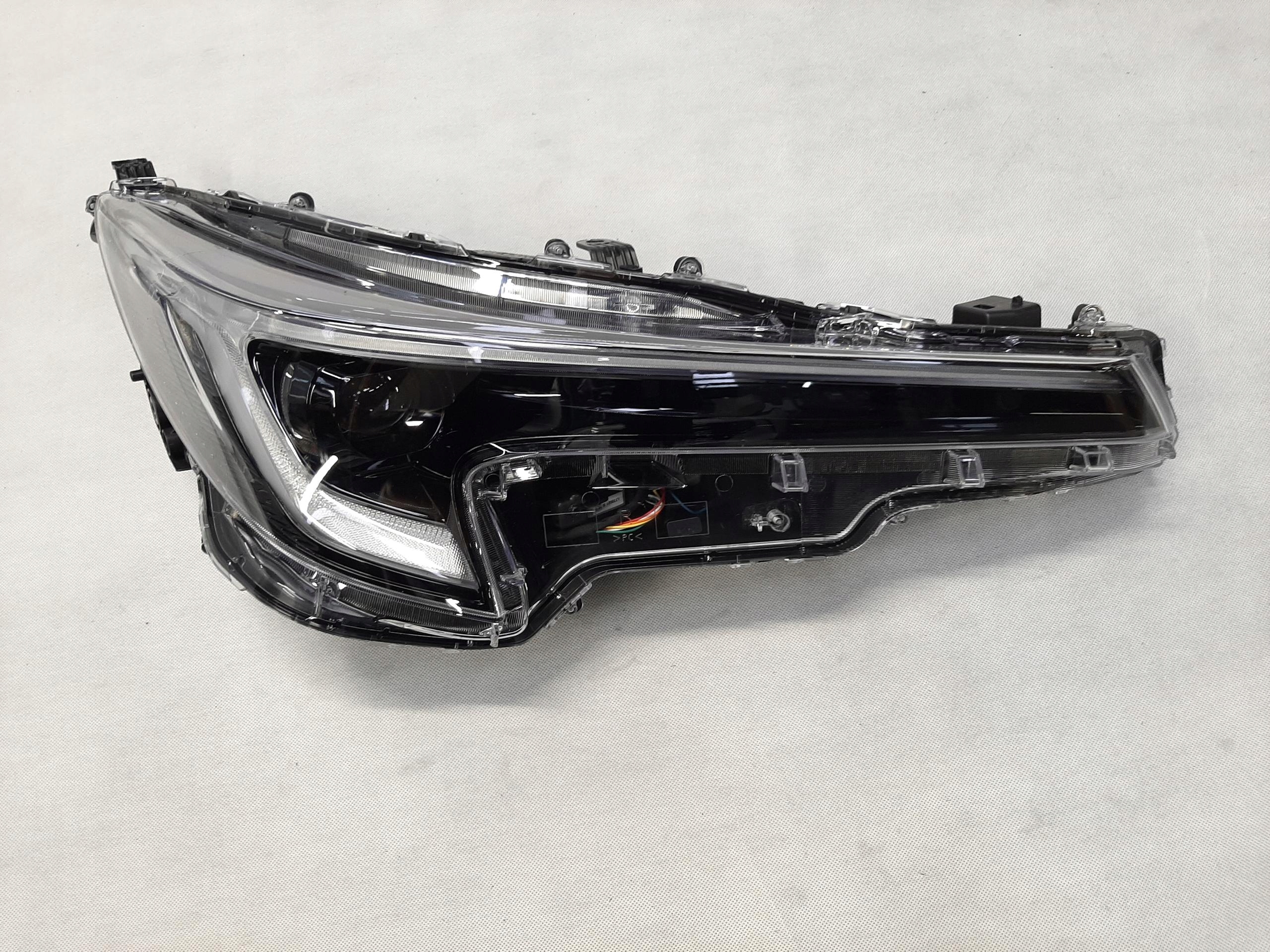 TOYOTA COROLLA E21 REFLEKTOR PRZÓD PRZEDNI PRAWY 81110-02X10