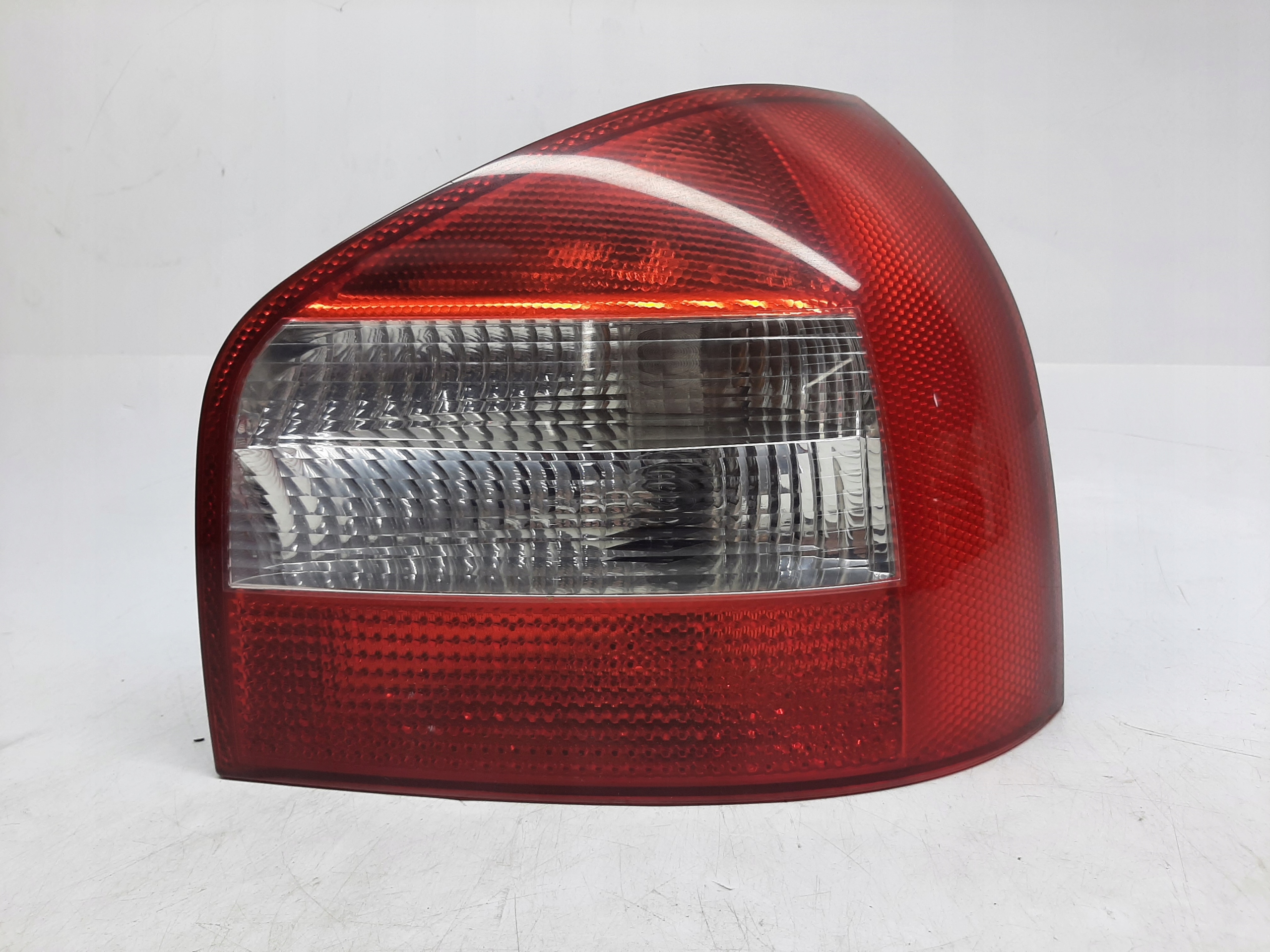 AUDI A3 8L LIFT LAMPA TYŁ TYLNA PRAWY PRAWA 8L0945096B