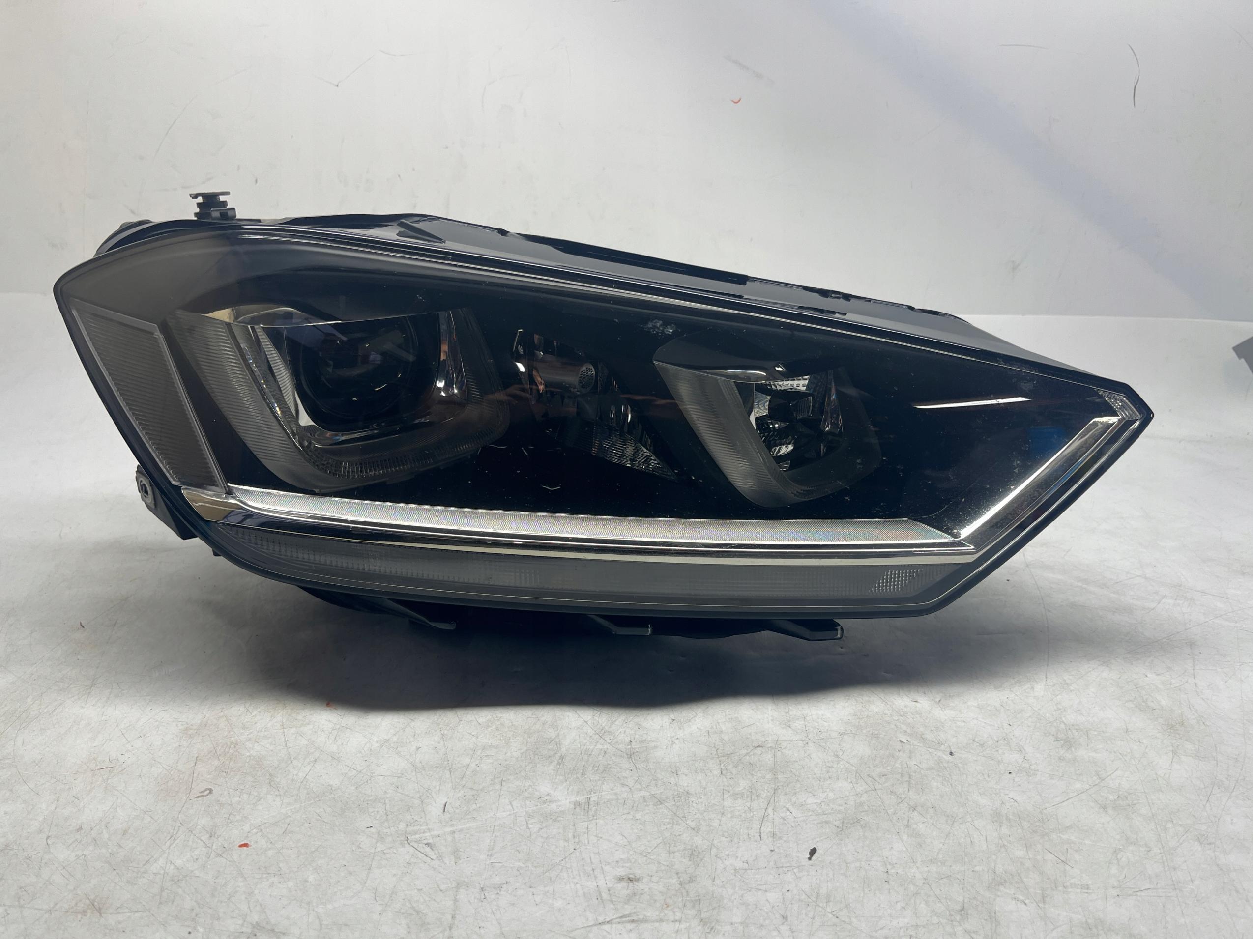 VW GOLF SPORTSVAN REFLEKTOR XENON LAMPA PRZÓD PRZEDNIA PRAWA 517941034B
