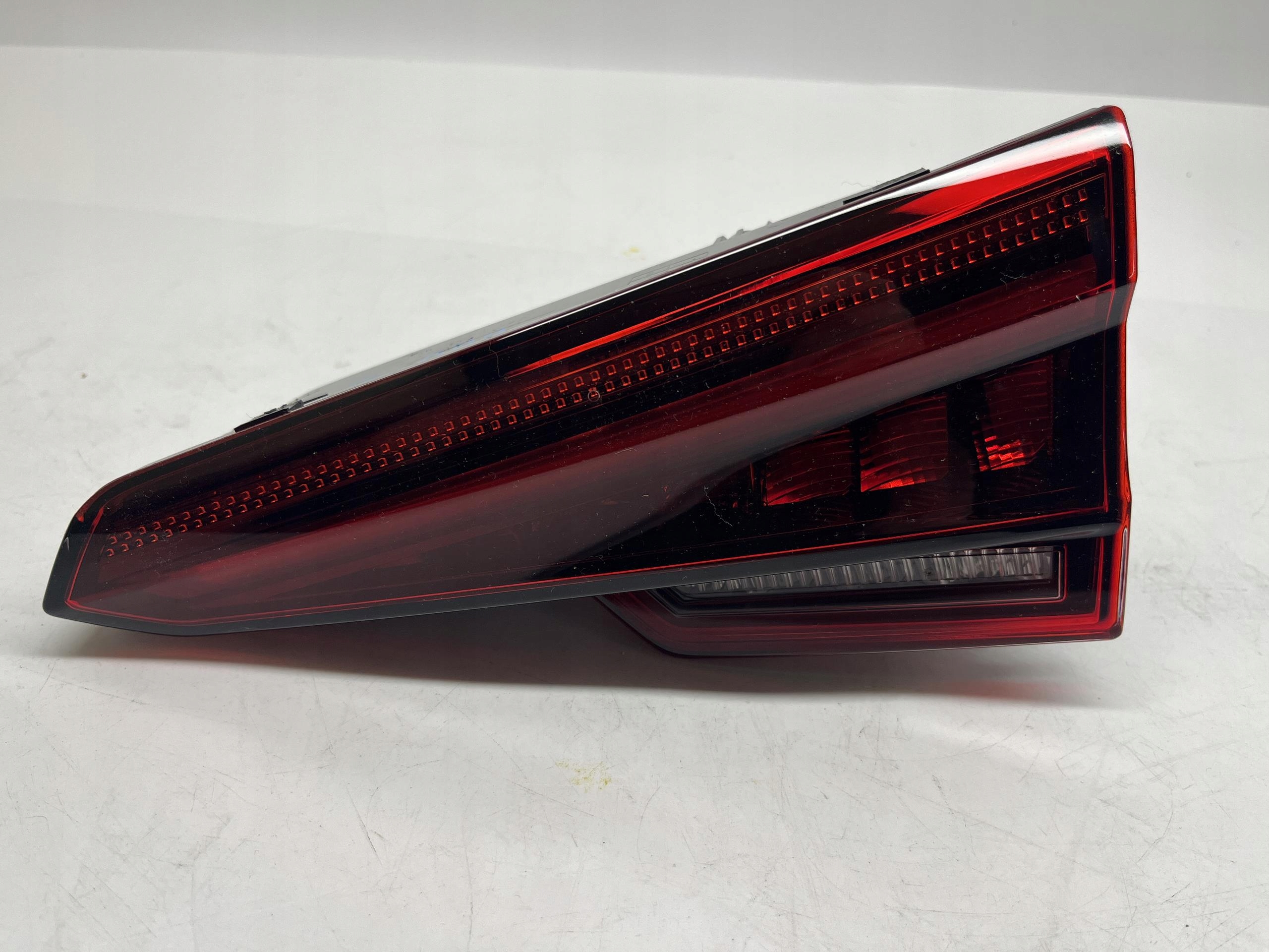 AUDI A4 B9 sedan lampa tył Prawa 8W5945094G