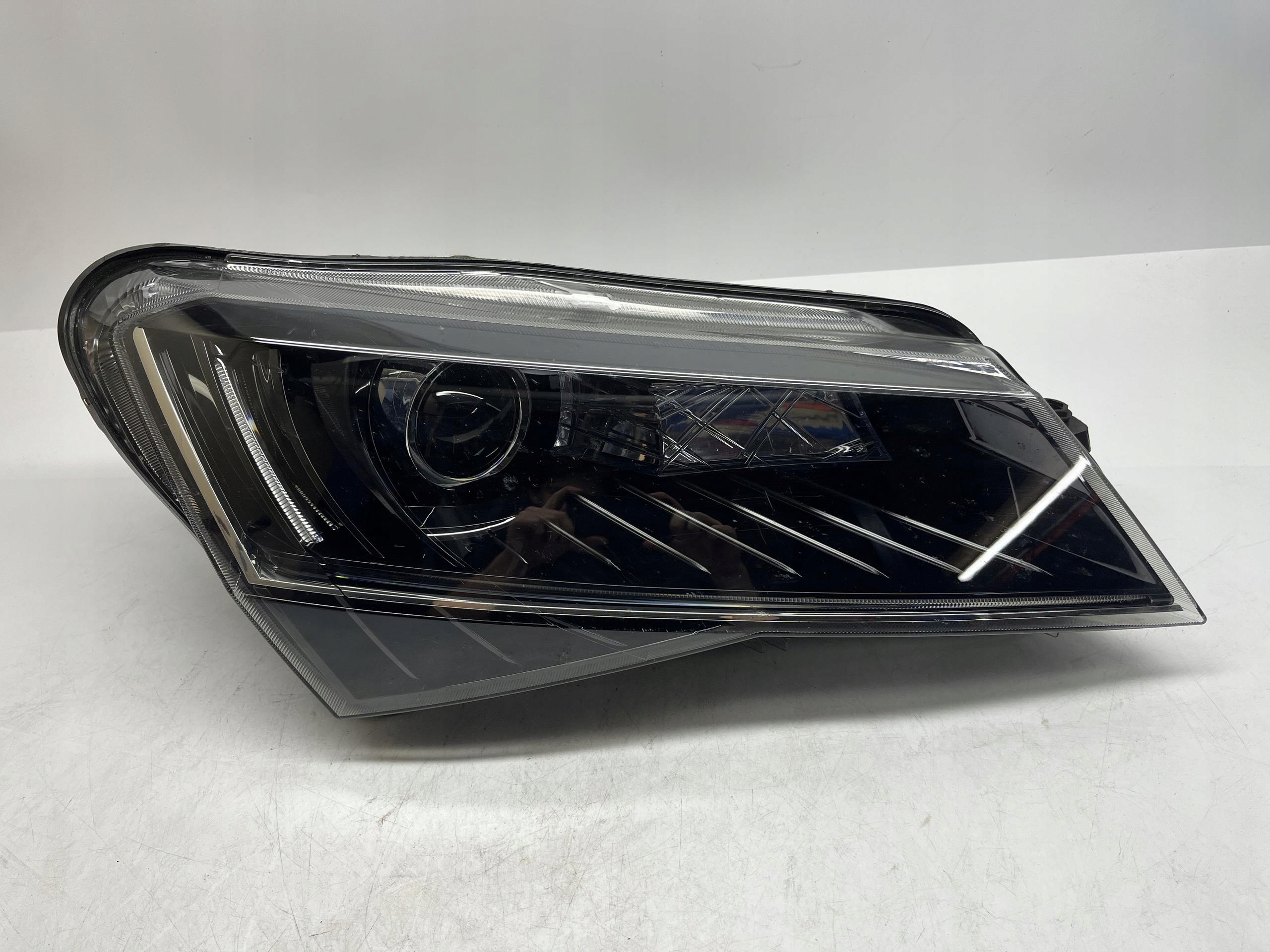 SKODA Superb Reflektor Lampa Przód PRAWY Xenon 3v1941016A