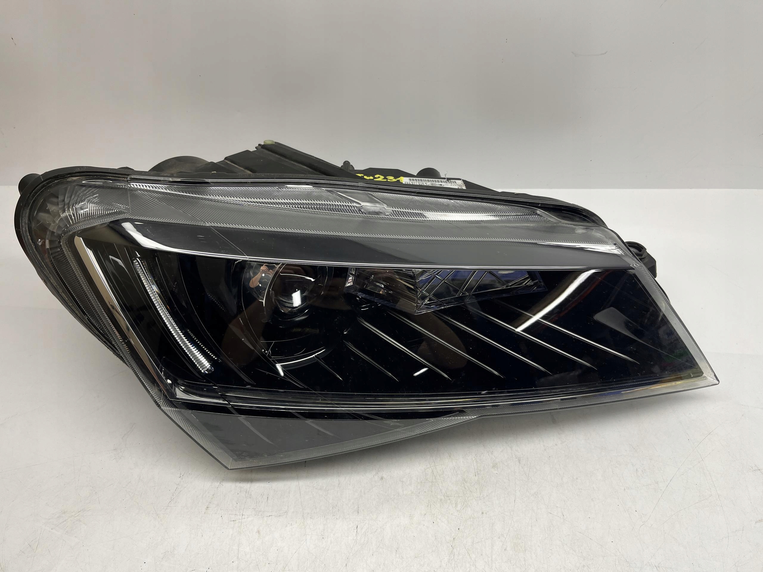 SKODA Superb Reflektor Lampa Przód PRAWY Xenon 3v1941018A