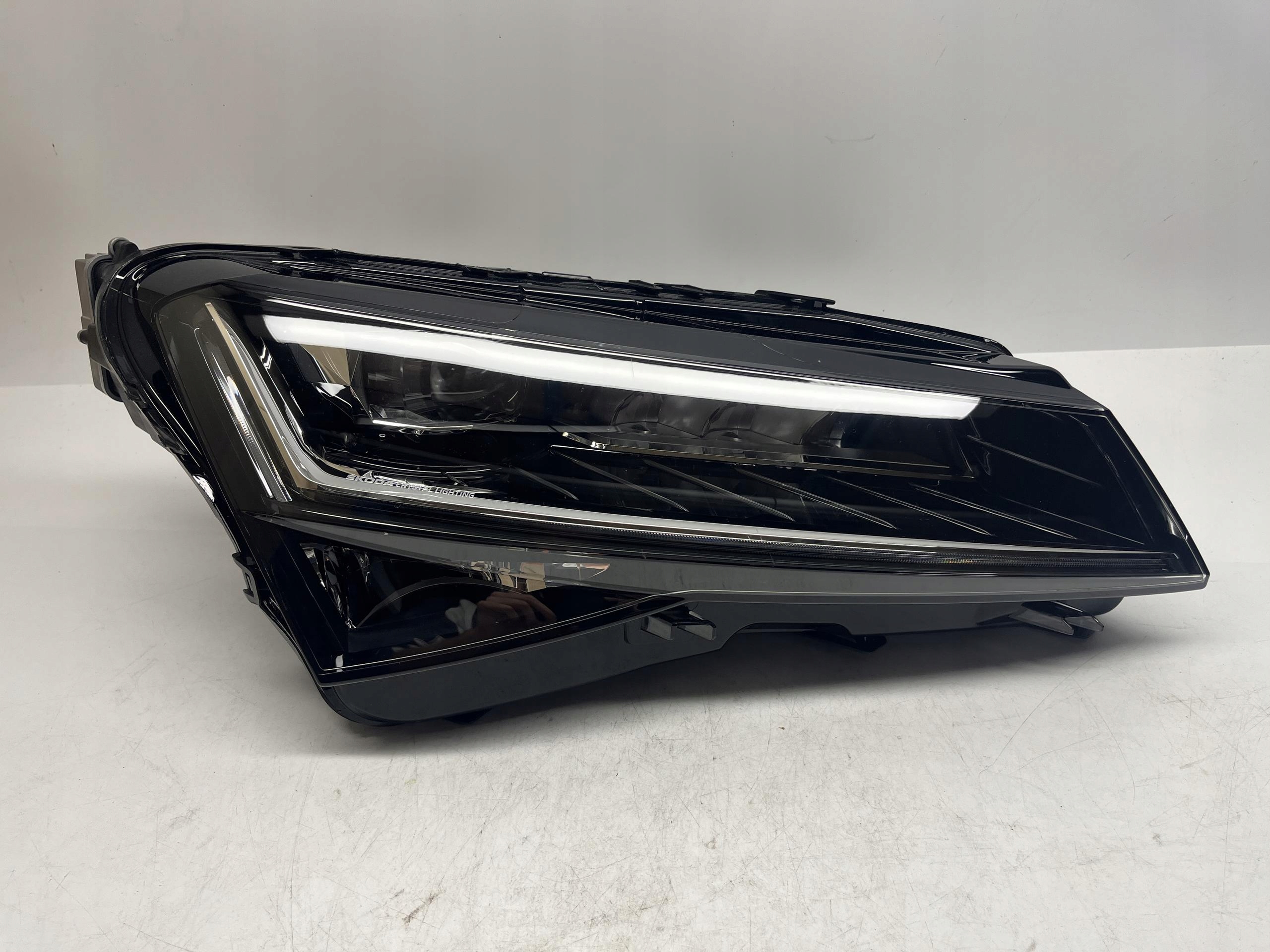 SKODA Superb Reflektor Lampa Przód PRAWY LED 3V1941016D