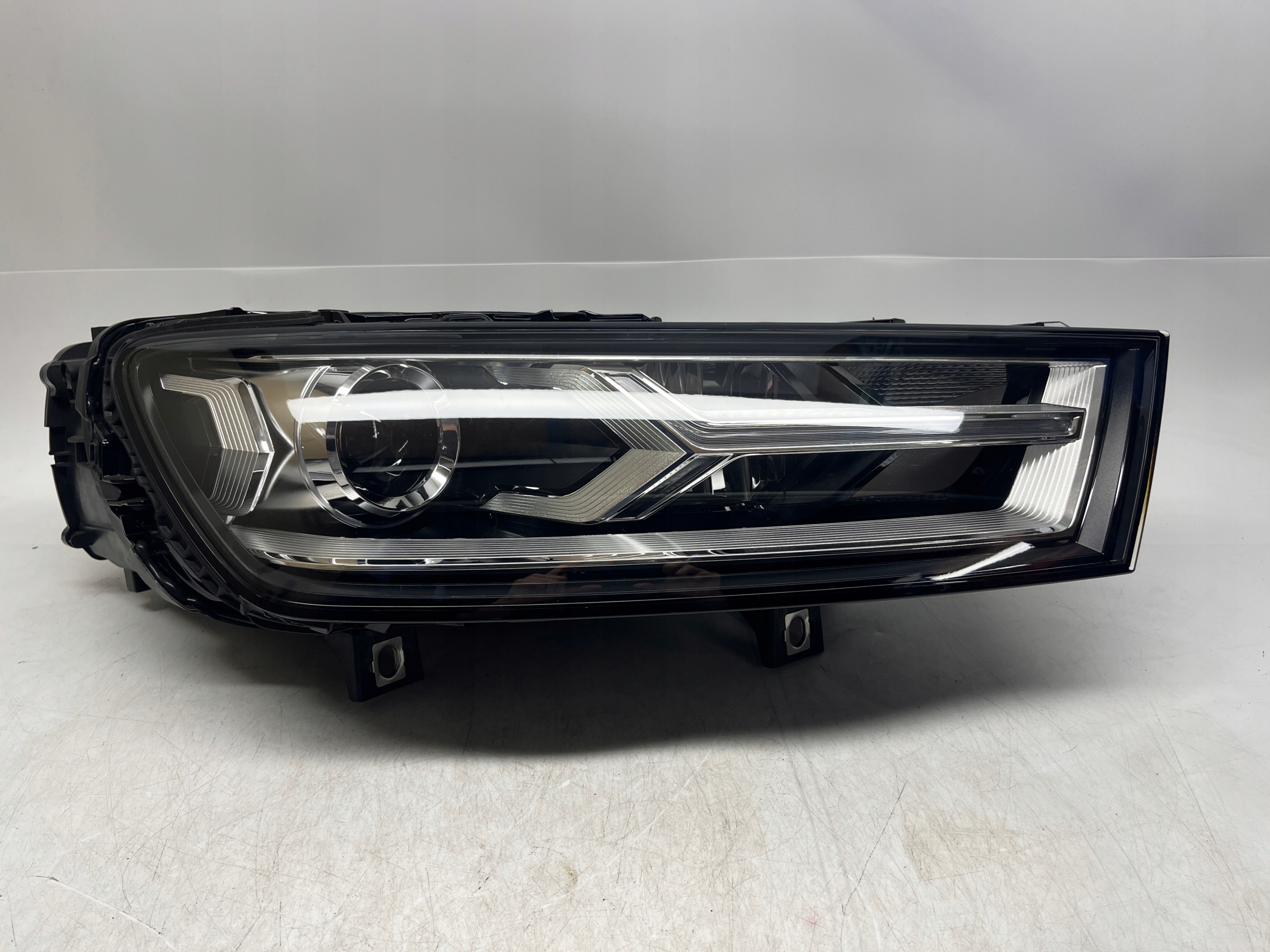 AUDI Q7 REFLEKTOR LAMPA PRAWA PRZEDNIA XENON 4M0941006 044