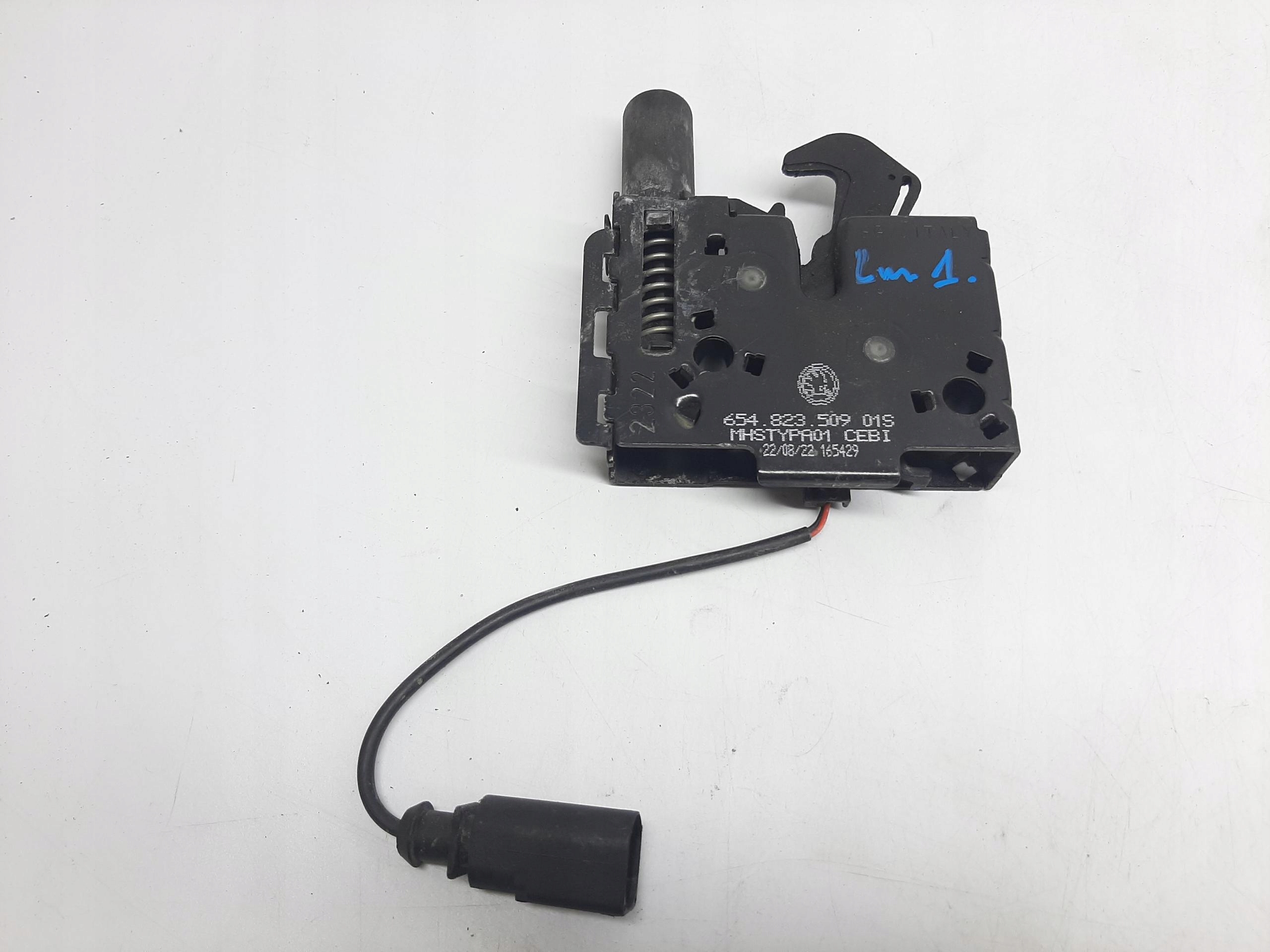 SKODA SCALA ZAMEK MASKI 654823509