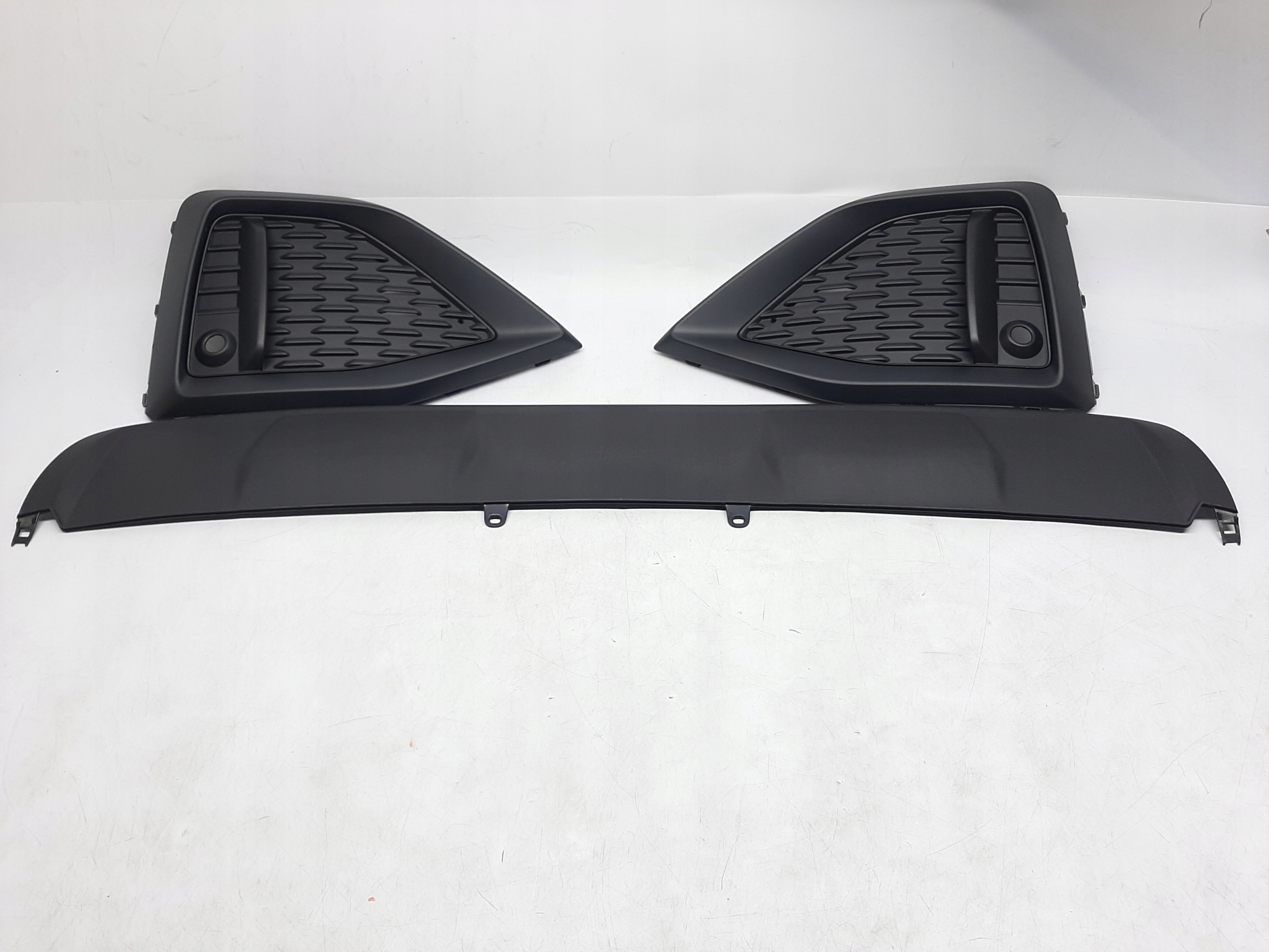 AUDI Q2 KRATKI SPOILER ZDERZAKA PRZÓD 81A825911 81A853054D 81A853053C
