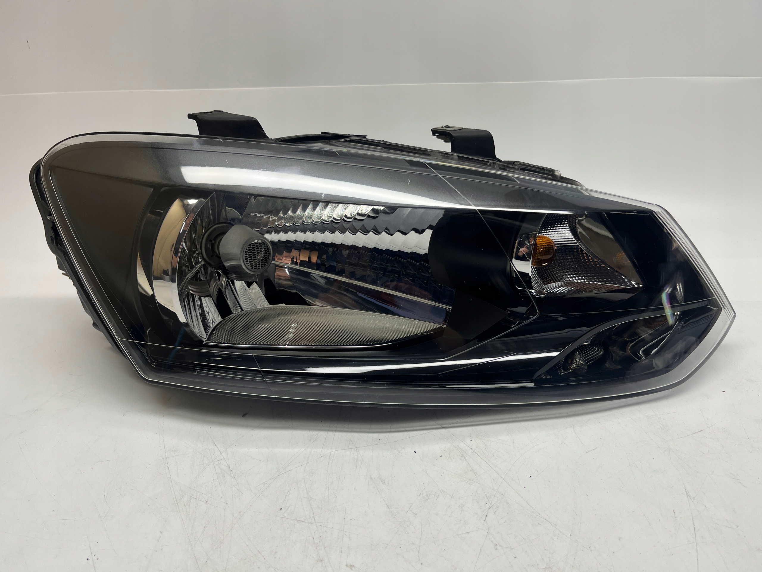 Volkswagen Polo Reflektor Lampa Przednia Prawa Valeo 6R1941016E