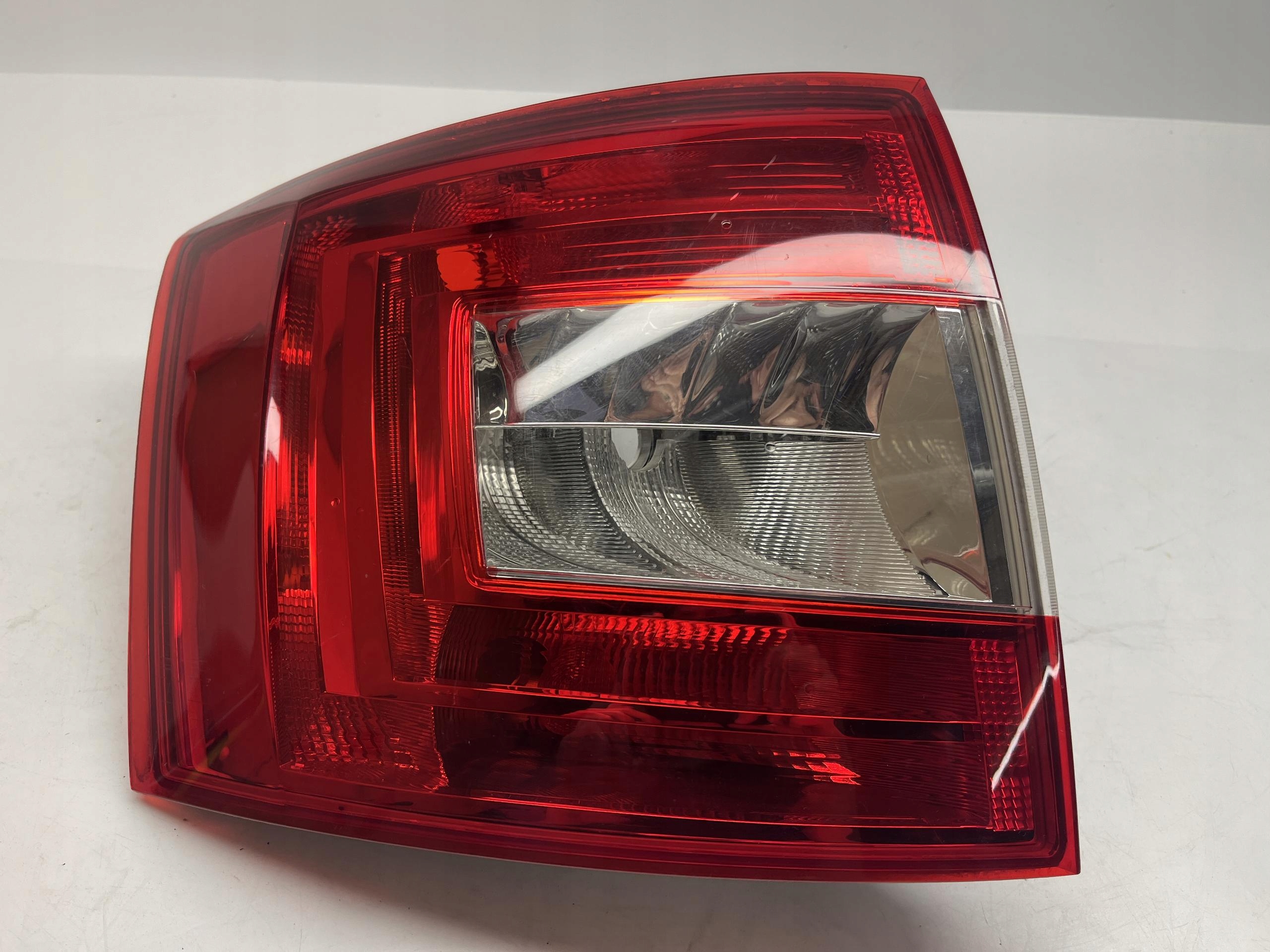 SKODA OCTAVIA 3 kombi lampa tył lewa 5E9945095
