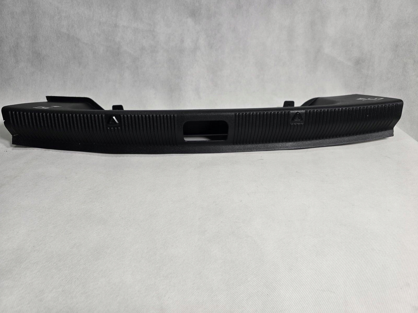 SKODA YETI 5L OSŁONA PASA TYLNEGO TYŁ MASKOWNICA 5L6863459A