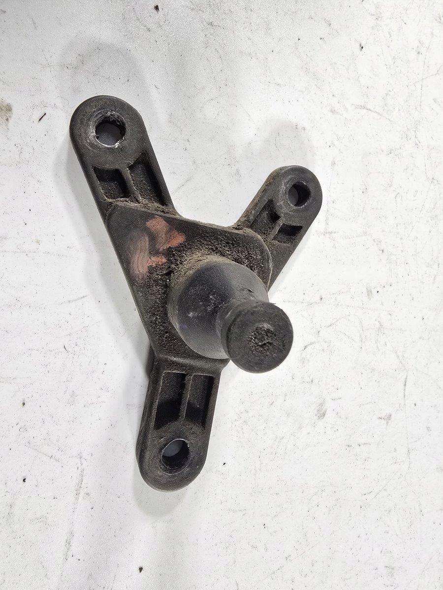 VW TRANSPORTER T5 T6 WSPORNIK MOCOWANIE FILTRA POWIETRZA 7H0129673C