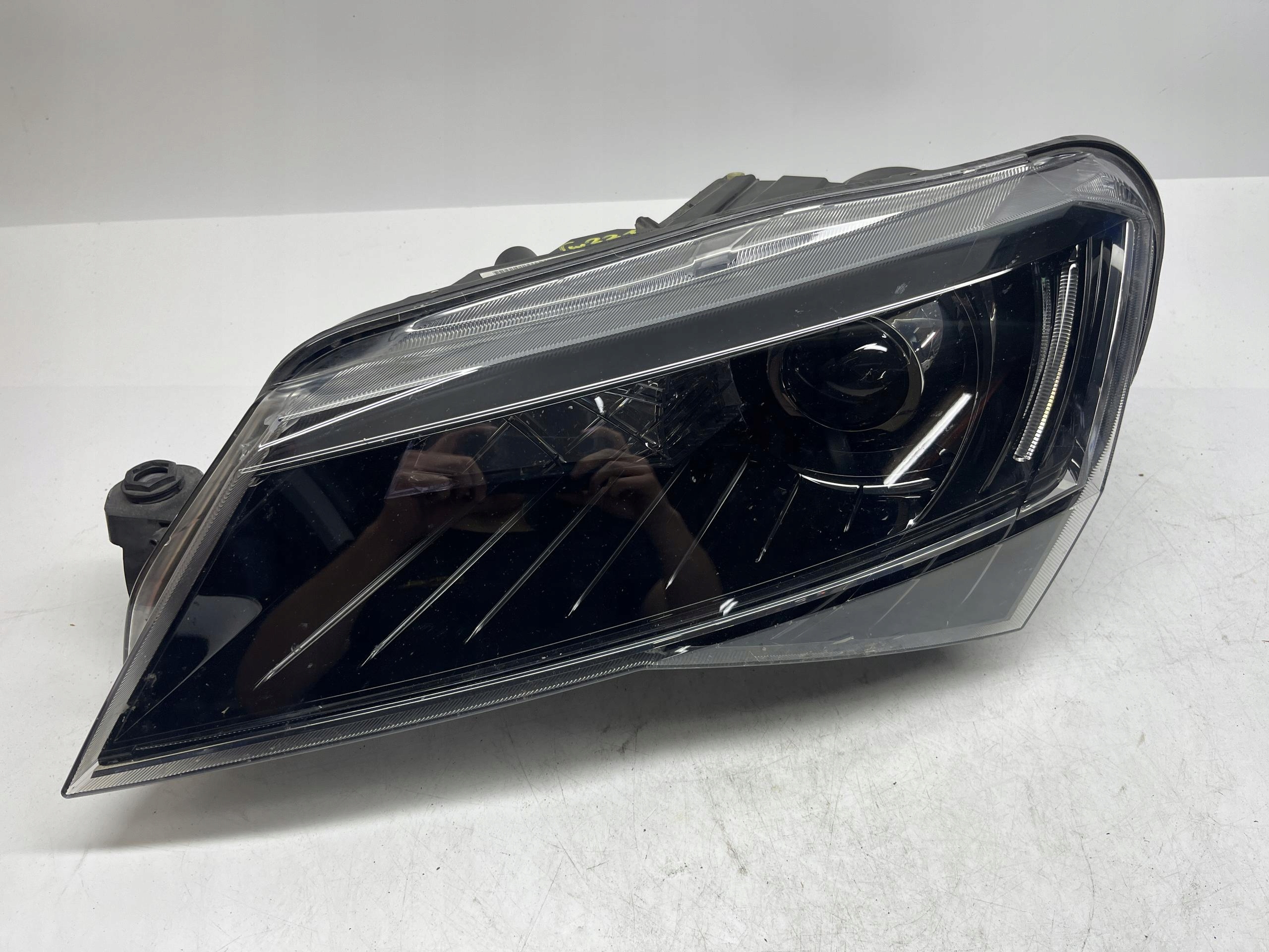 Skoda OE Superb Reflektor Lampa Przód LEWY Xenon 3V1941015A