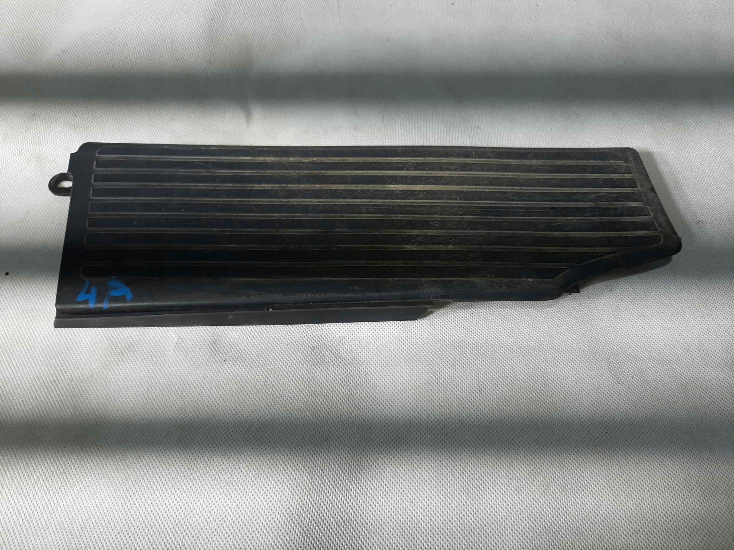 AUDI A6 C4 2.5 TDI 1990-96R PODNÓŻEK PODSTOPNICA 4A1864777