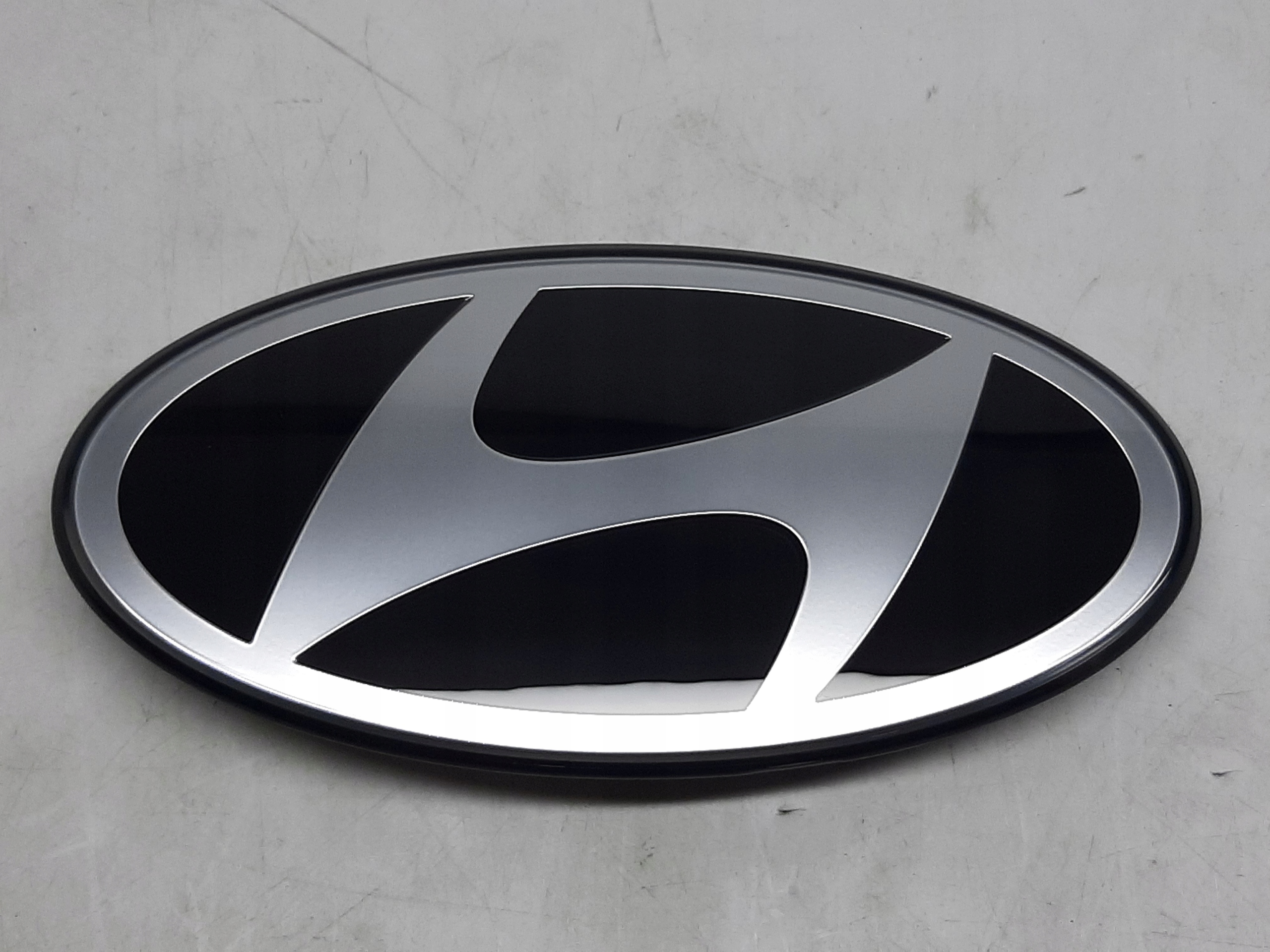 HYUNDAI i30 III LOGO EMBLEMAT ZNACZEK GRILLA ATRAPY PRZÓD 86367G4900