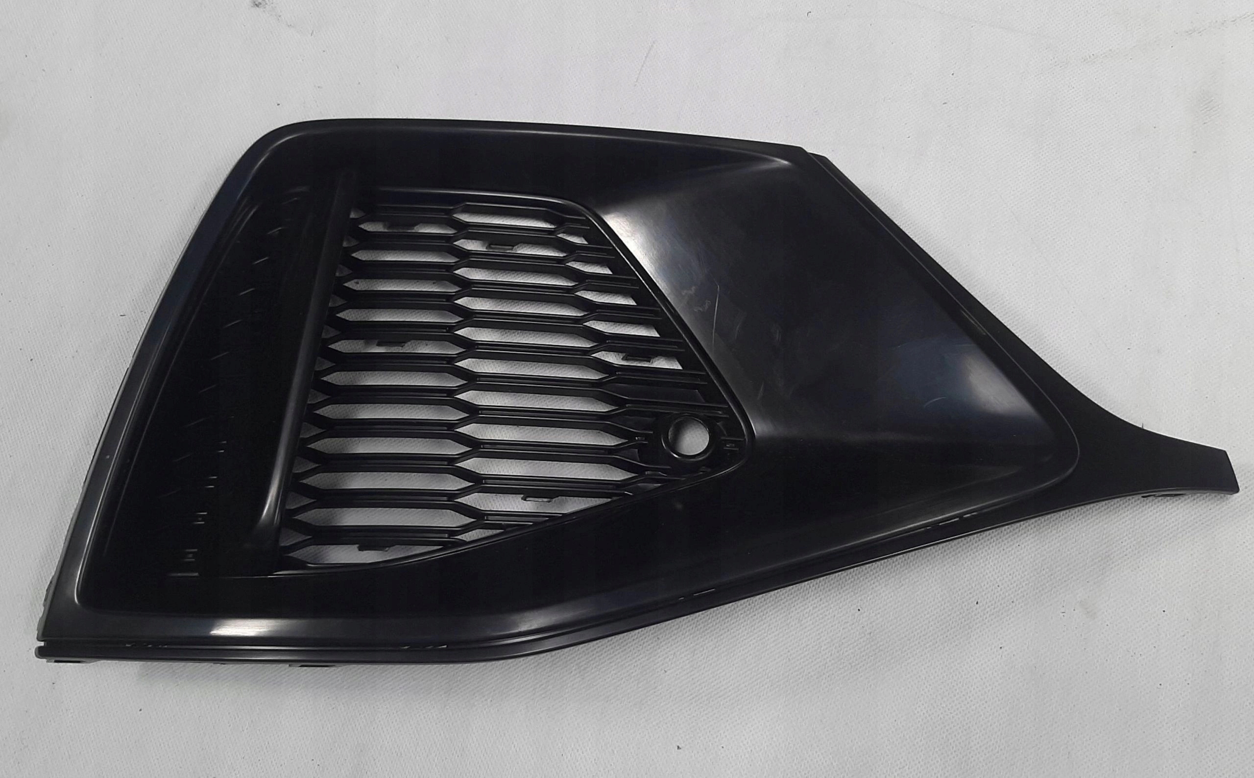 AUDI Q8 S-LINE PRAWA ATRAPA KRATKA WLOTU POWIETRZA 4M8807682A