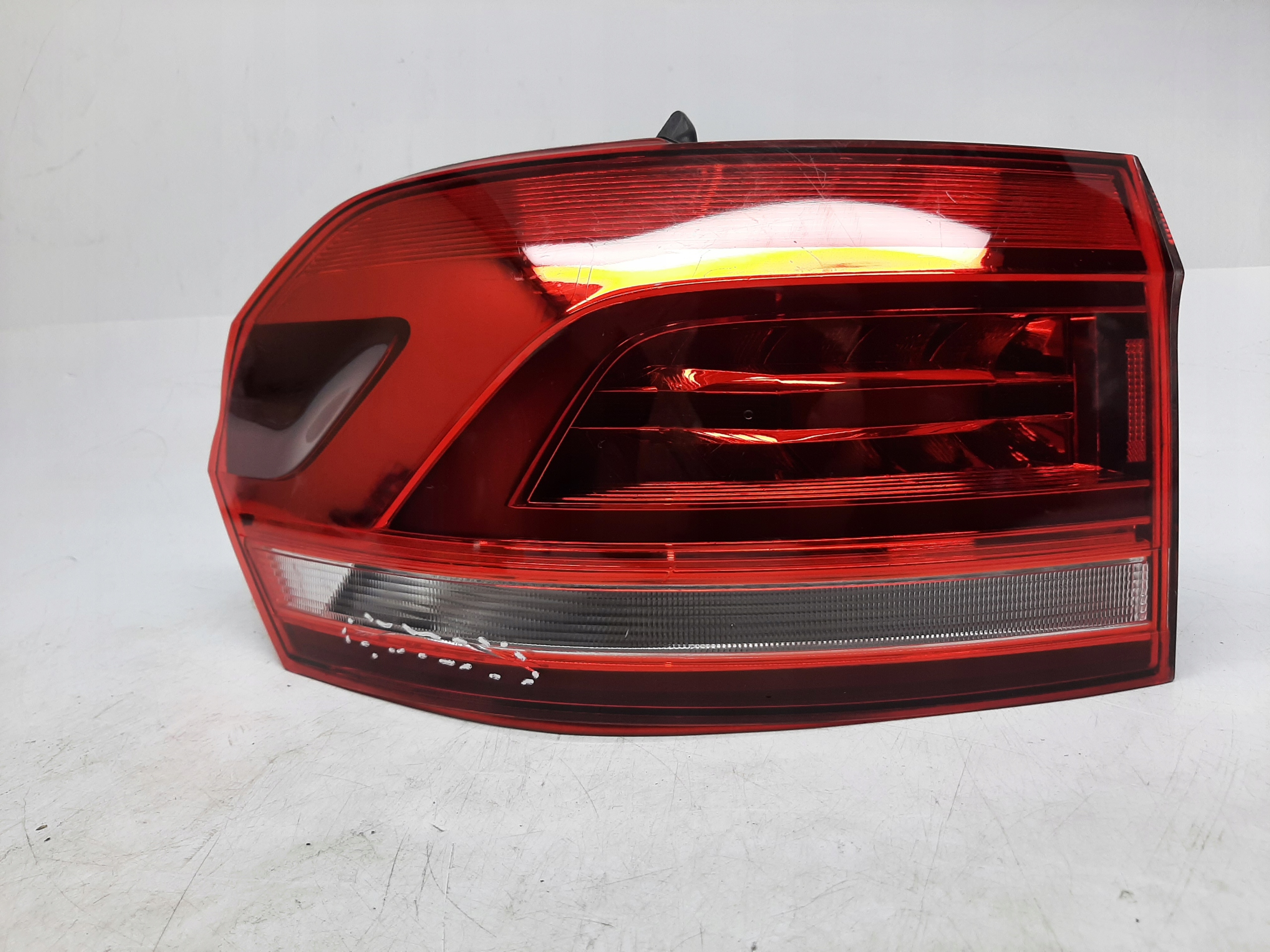 VW TOURAN III 5TA LAMPA TYLNA TYŁ LEWY LEWA LED 5TA945207C