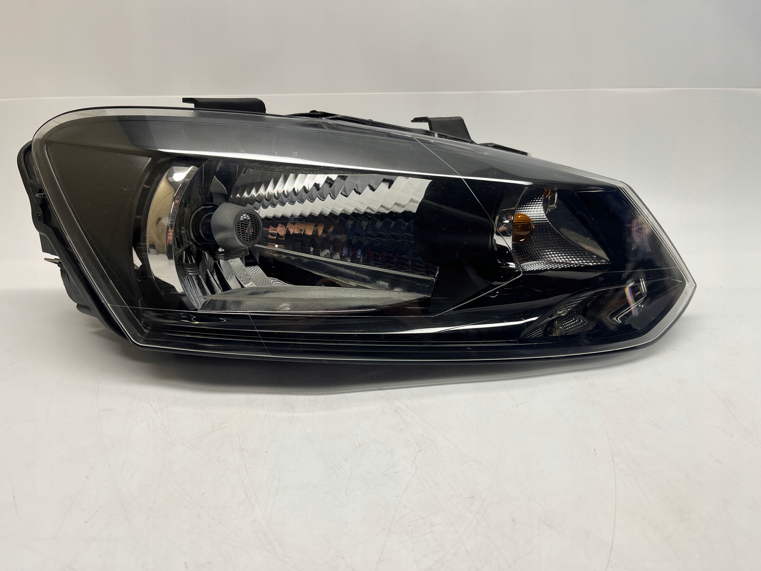Volkswagen Polo Reflektor Lampa Przednia Prawa Valeo 6R1941016E