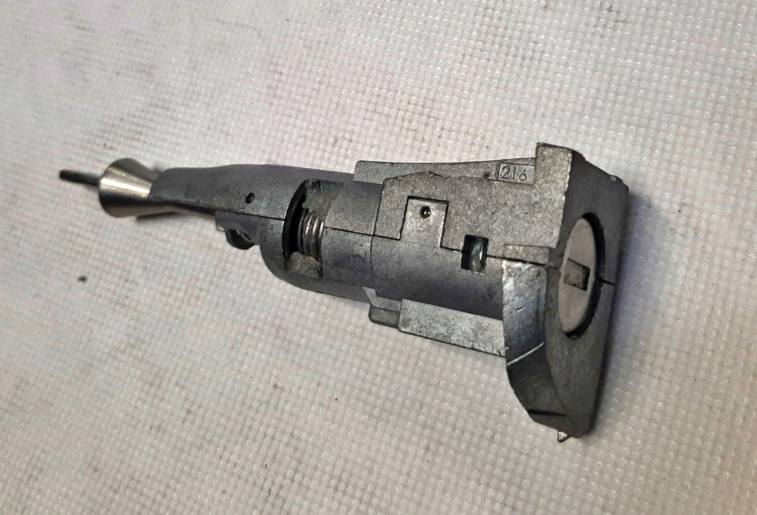 VW Touareg 2 Zamek drzwi wkładka 7P6837167 lewa zamek