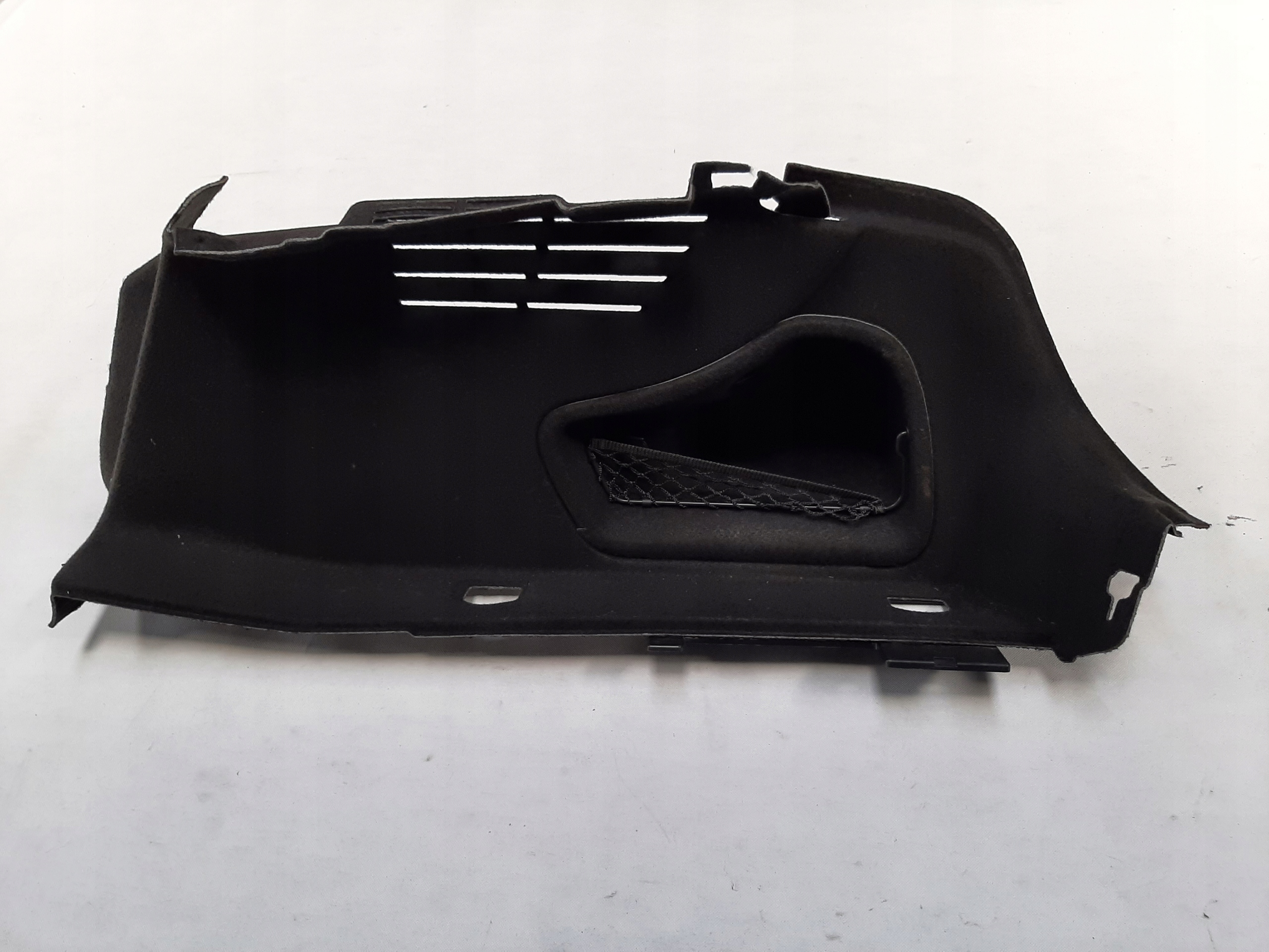 Audi A5 F5 Tapicerka bagażnika prawa 8W6863880A