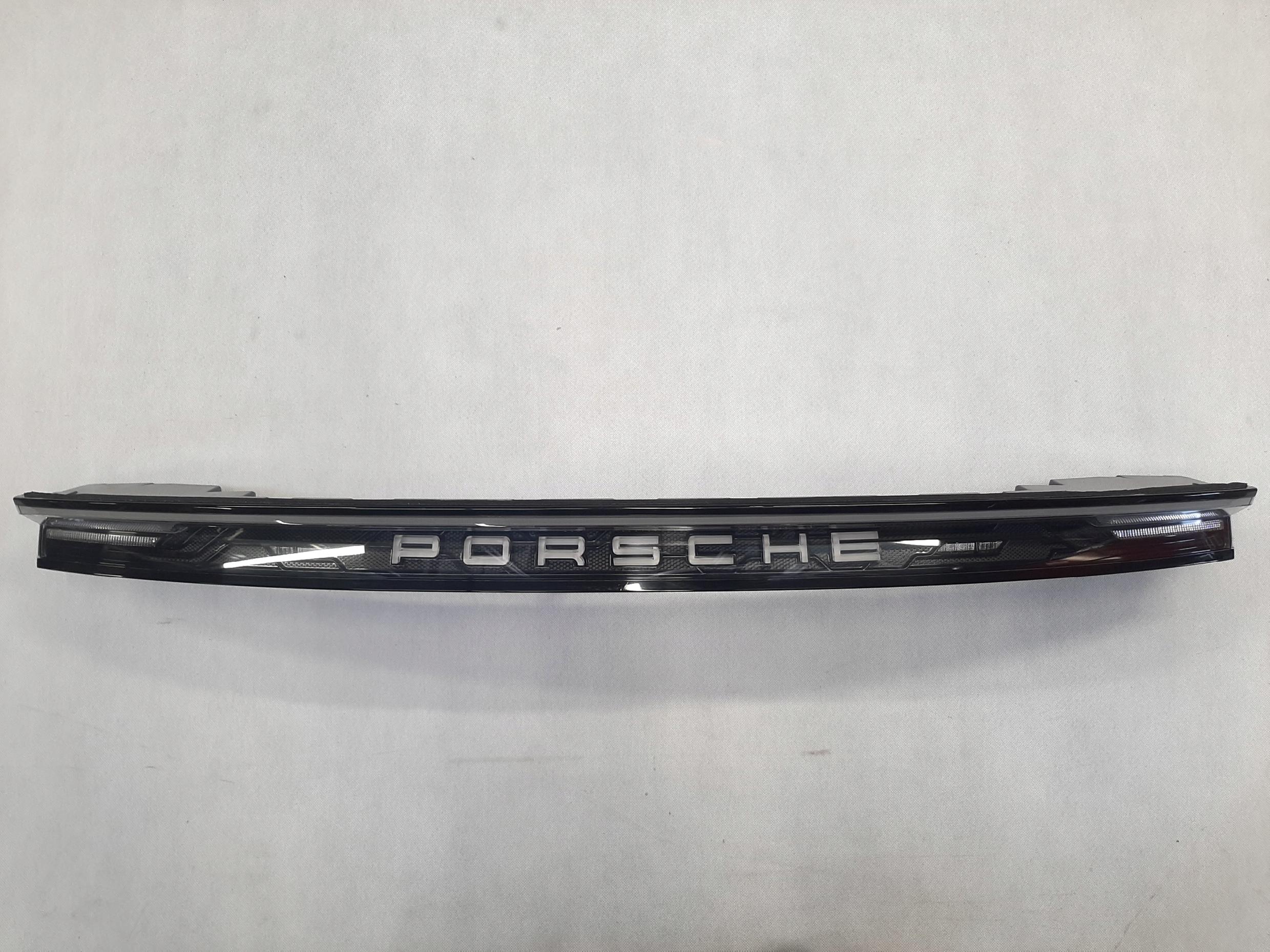 PORSCHE TAYCAN BLENDA LAMPA ŚRODKOWA ECE 9J1945082P