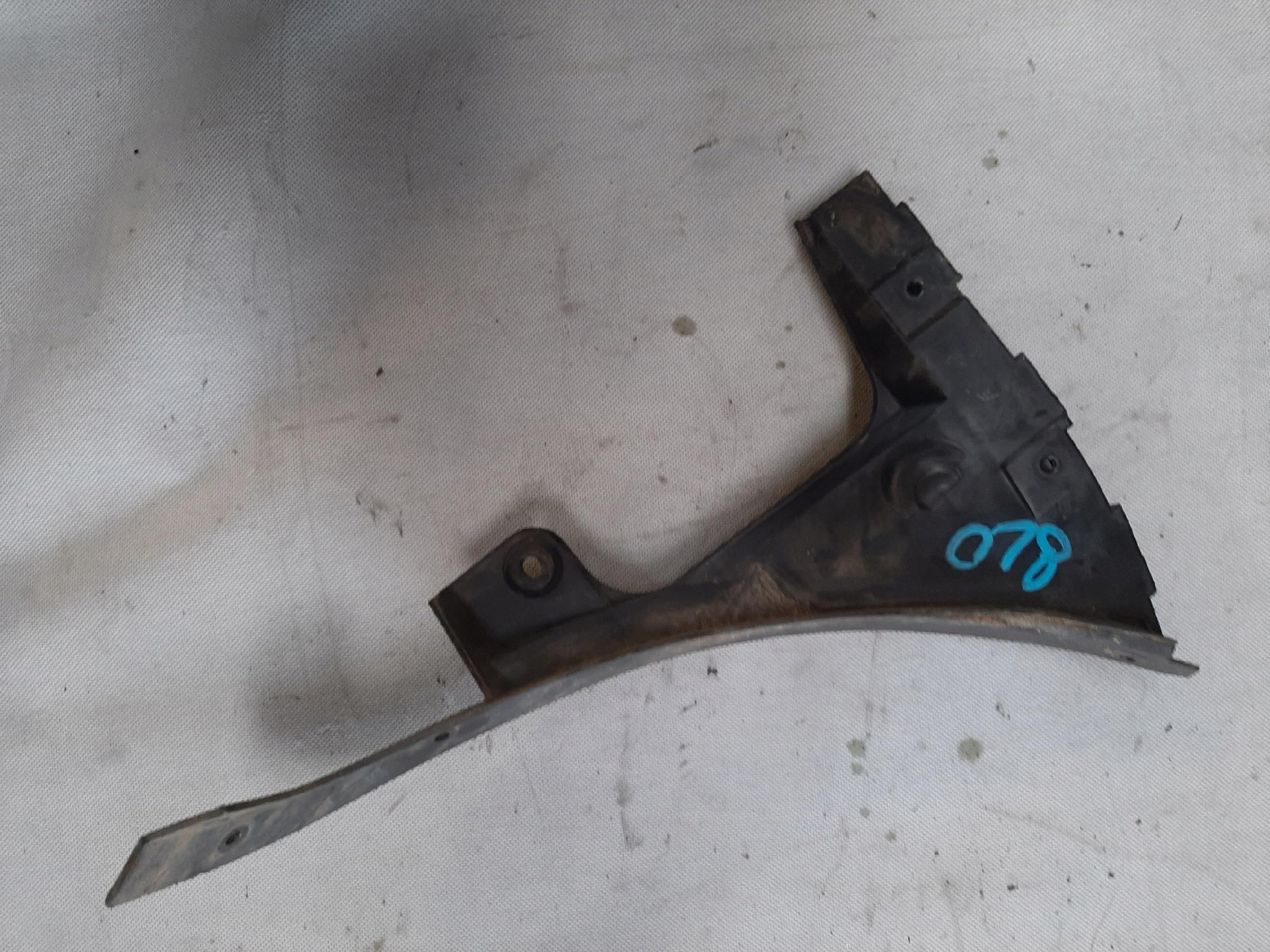 AUDI A3 8L LIFT ŚLIZG MOCOWANIE ZDERZAKA LEWY TYŁ TYLNY 8L0807377F