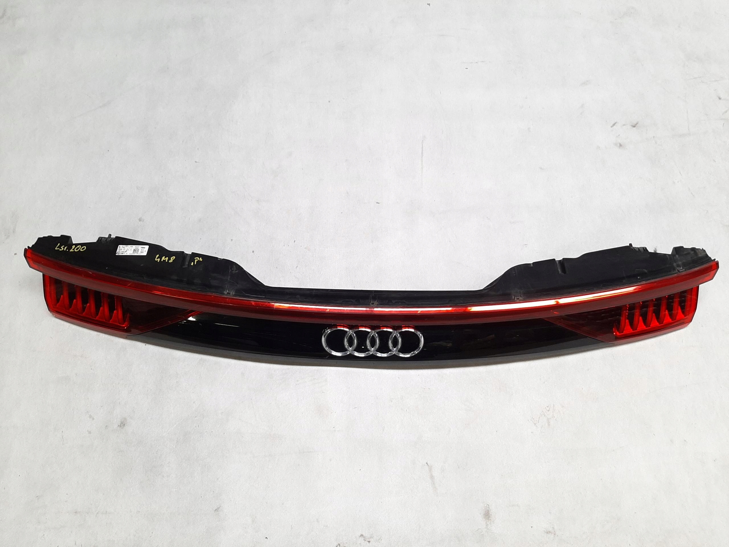 AUDI Q8 4M BLENDA LAMPA KLAPY TYŁ LED 4M8945095P