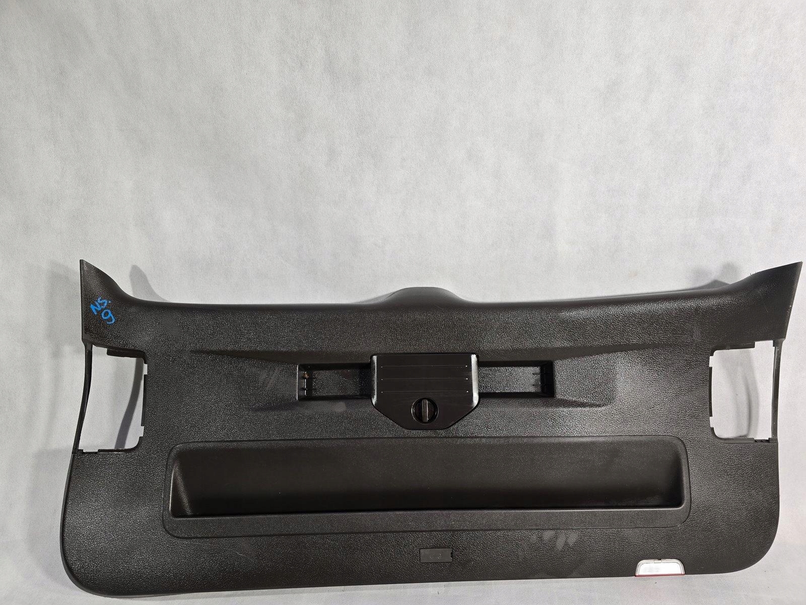 VW TOUAREG II OSŁONA TAPICERKA KLAPY BAGAŻNIKA 7P6867601A 7P6863291A