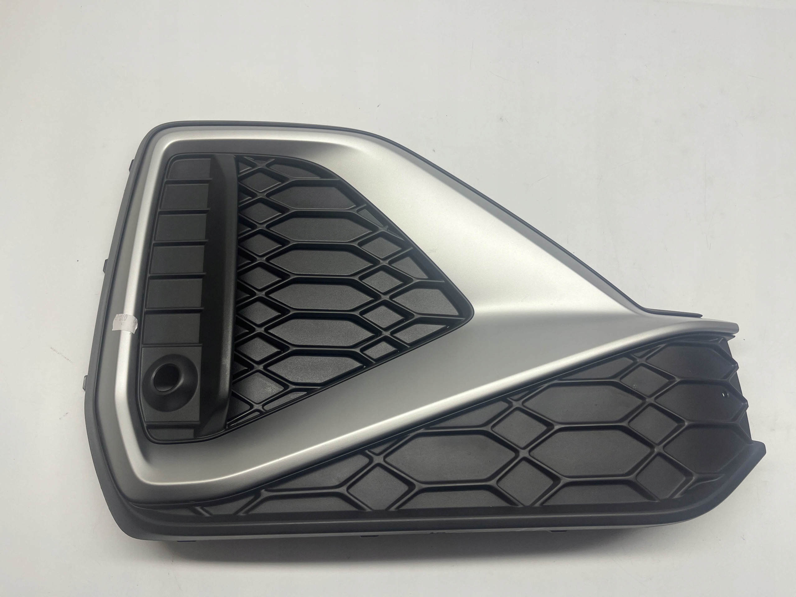 Audi Q2 Kratka zderzaka przód prawa srebrna 81A807682Q 81A807152C