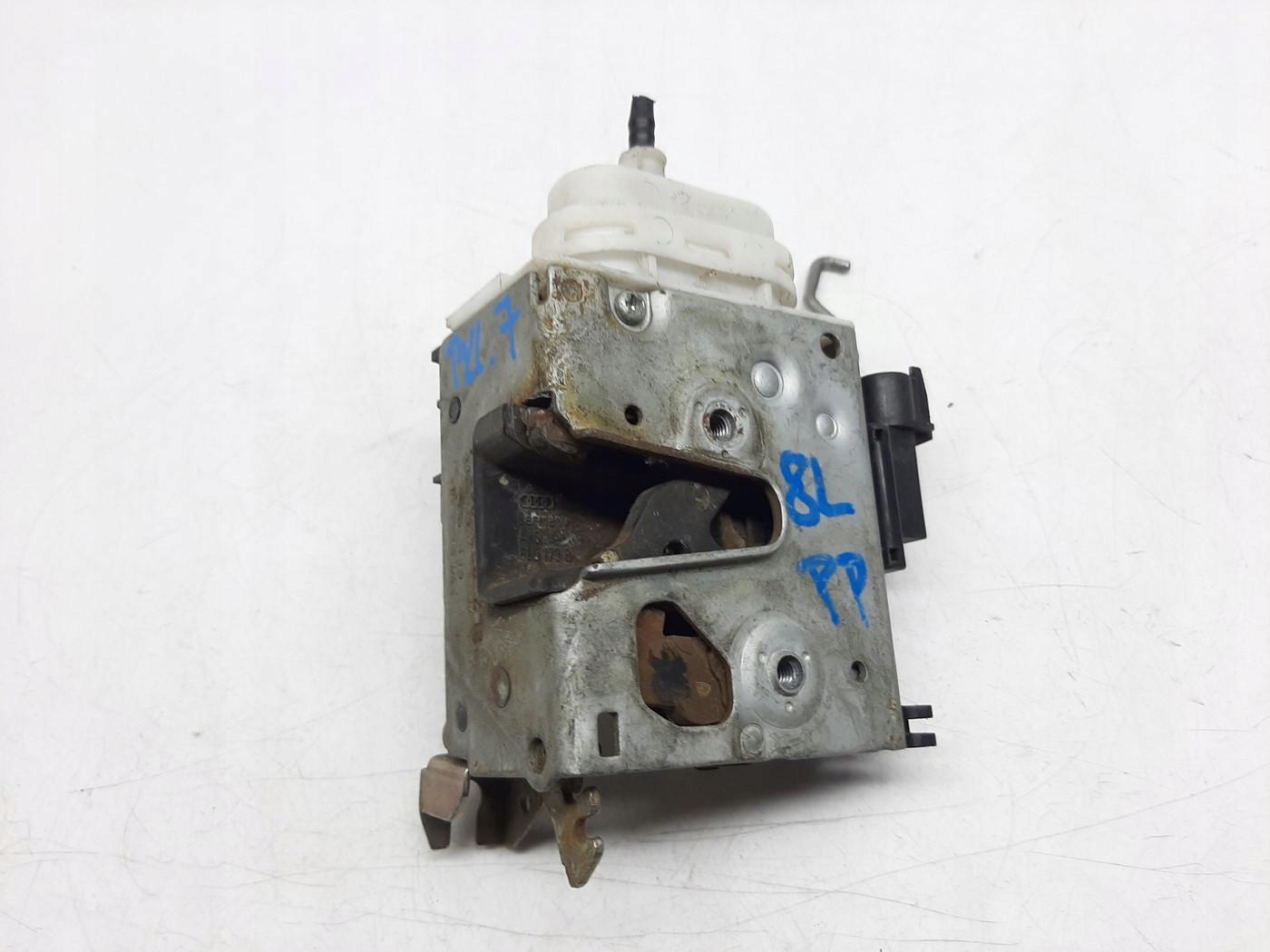 AUDI A3 8L ZAMEK DRZWI PRAWY PRZÓD 8L2837016A